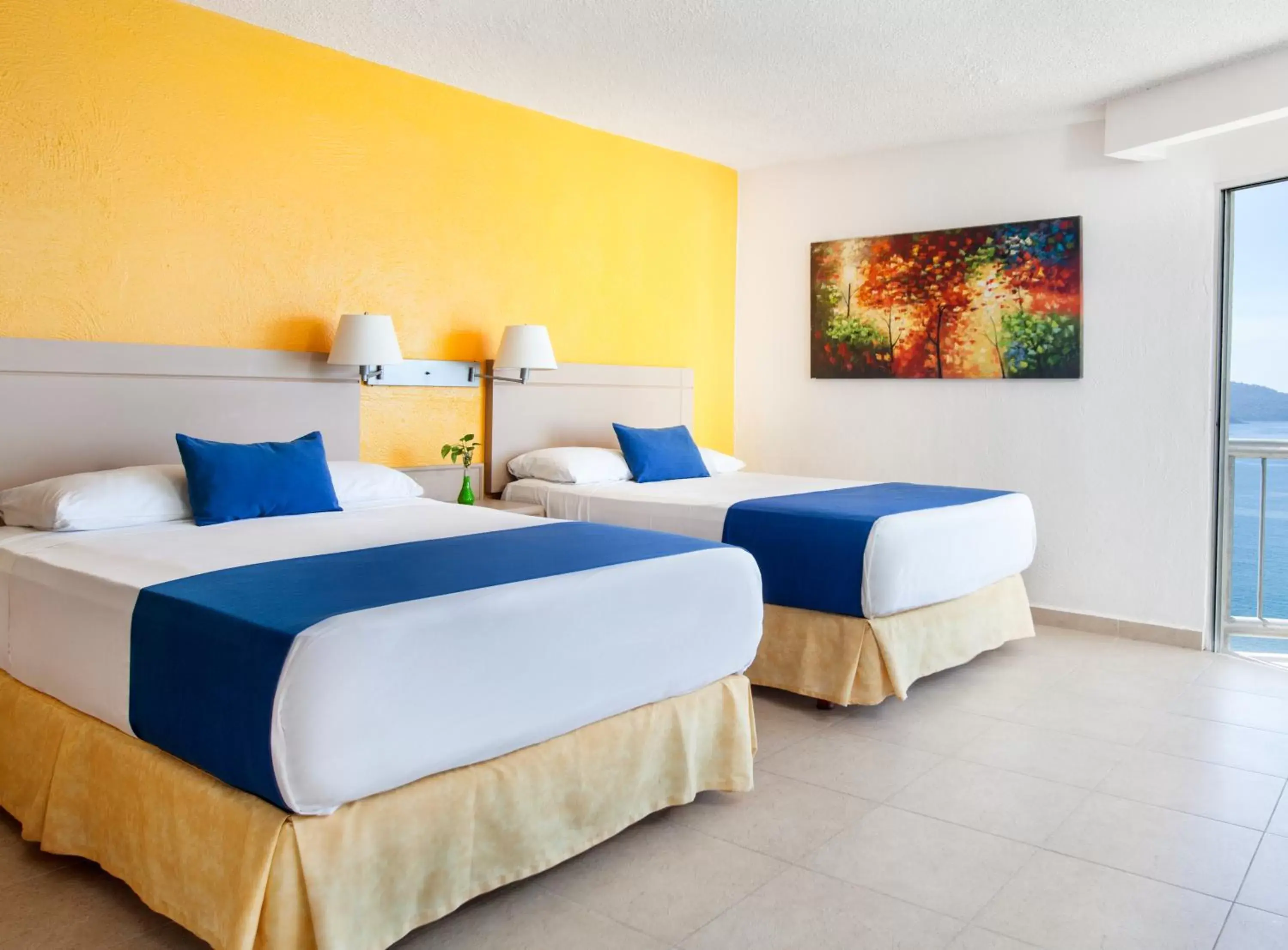 Photo of the whole room, Bed in Calinda Beach Acapulco