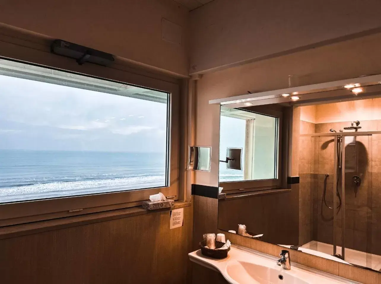 Sea view, Bathroom in Hotel Adria