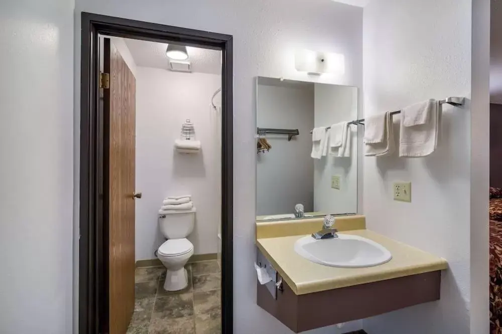 Bathroom in Rodeway Inn Gateway to Medora T-Roosevelt & Makoshika State Park