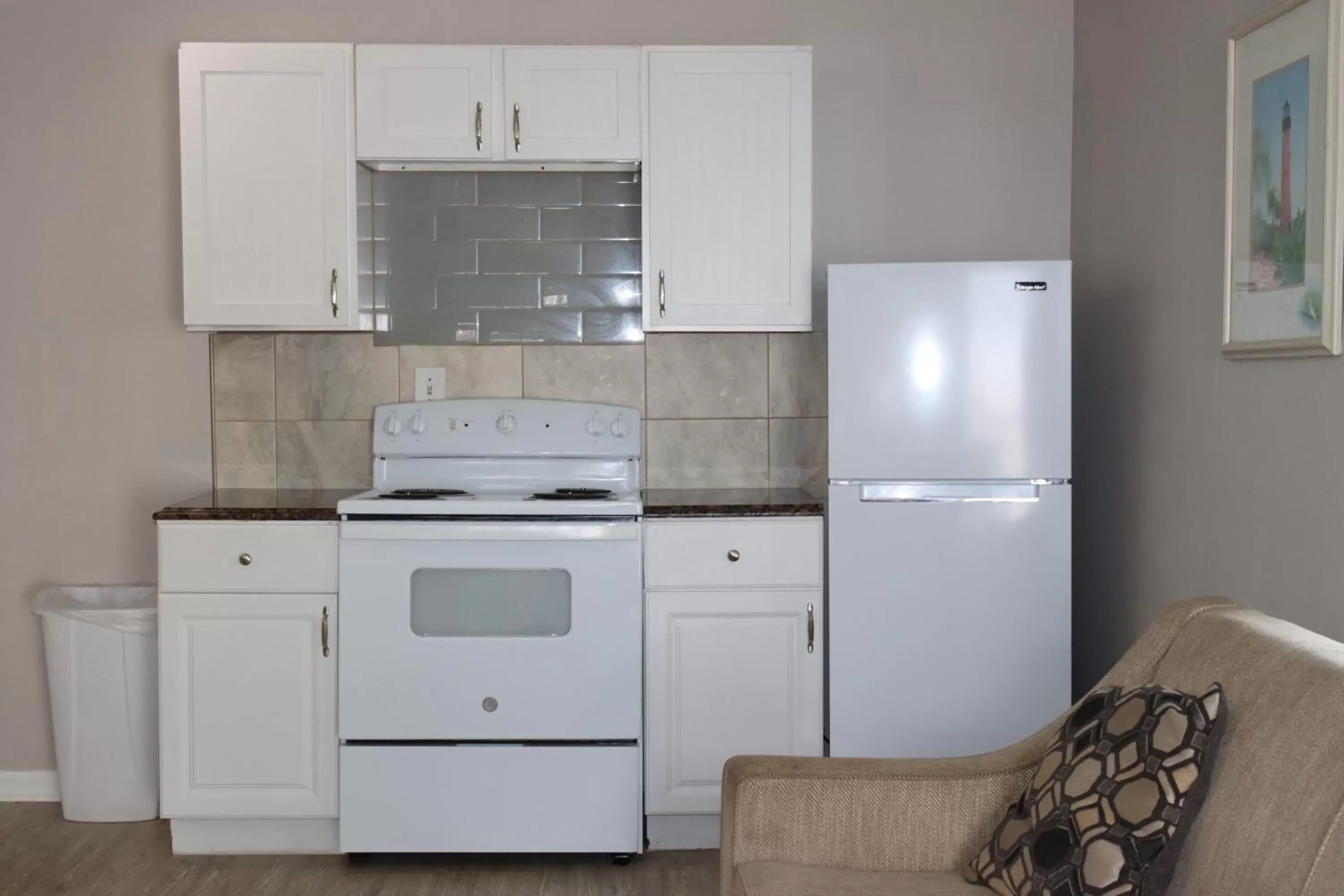 Kitchen/Kitchenette in The Burgundy Inn Hotel and Apartments