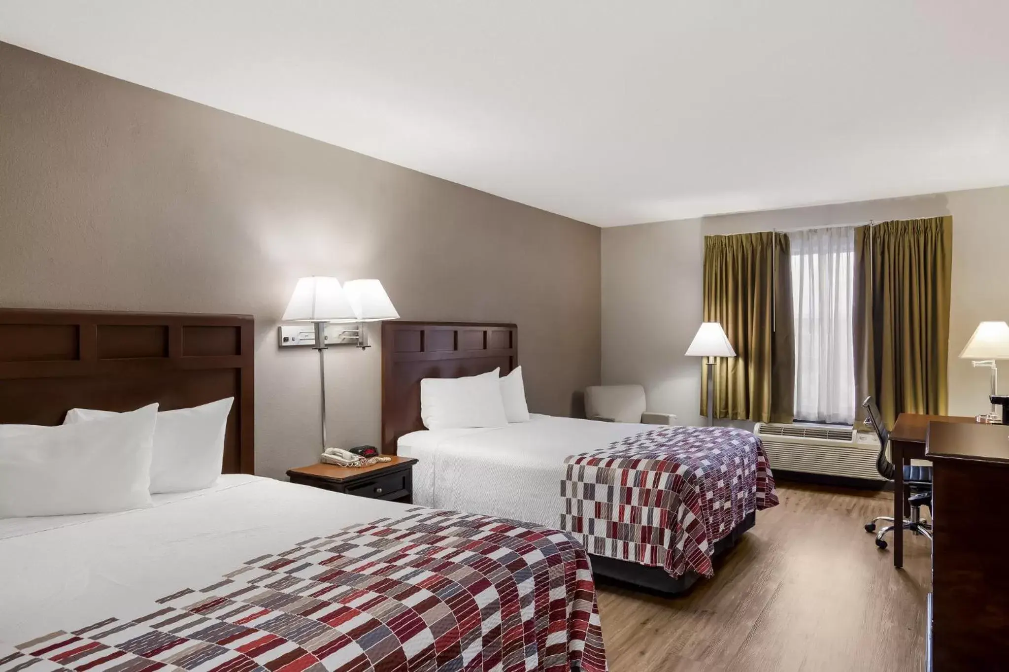Photo of the whole room, Bed in Red Roof Inn & Suites Bloomsburg - Mifflinville