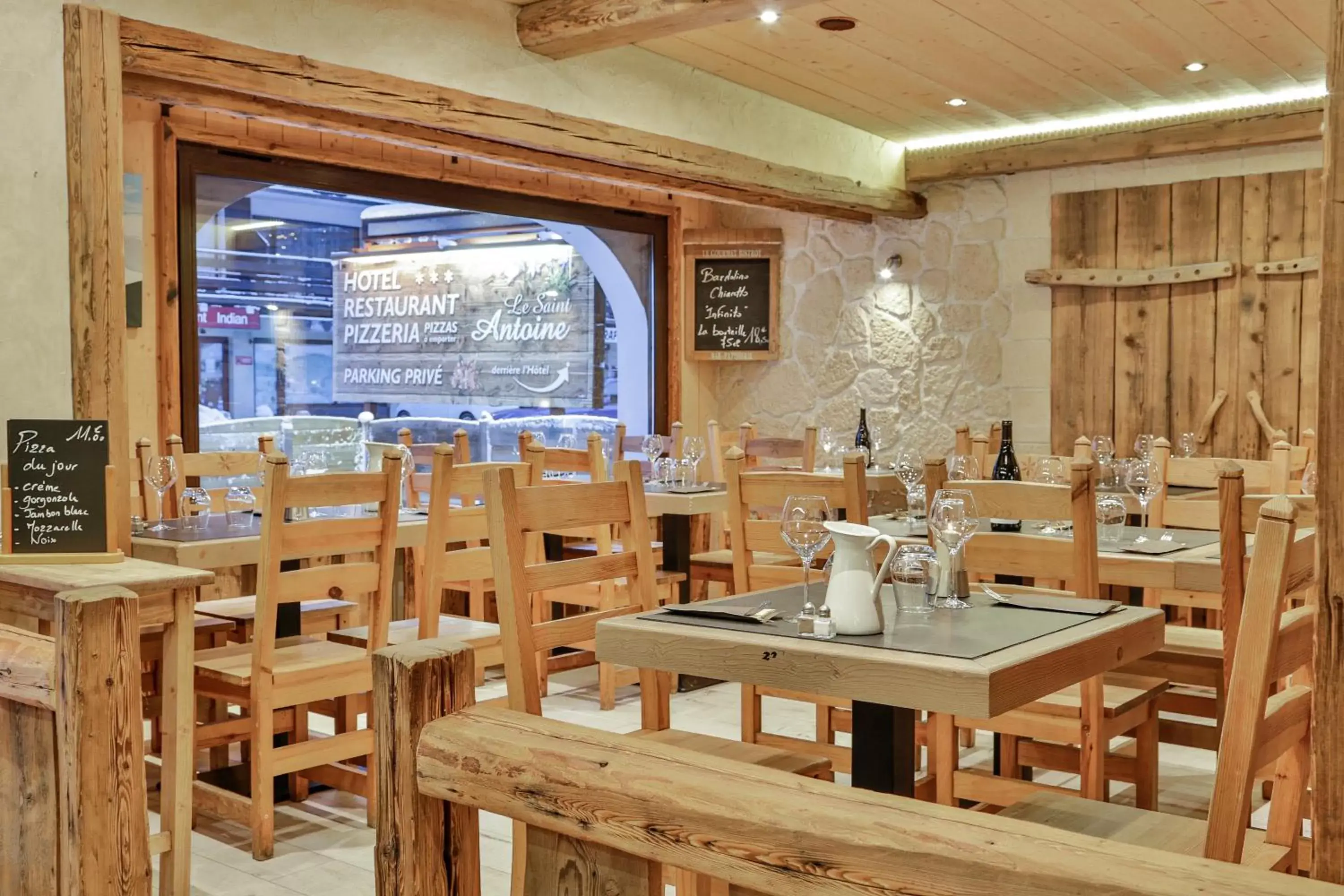 Restaurant/places to eat in Le Saint Antoine