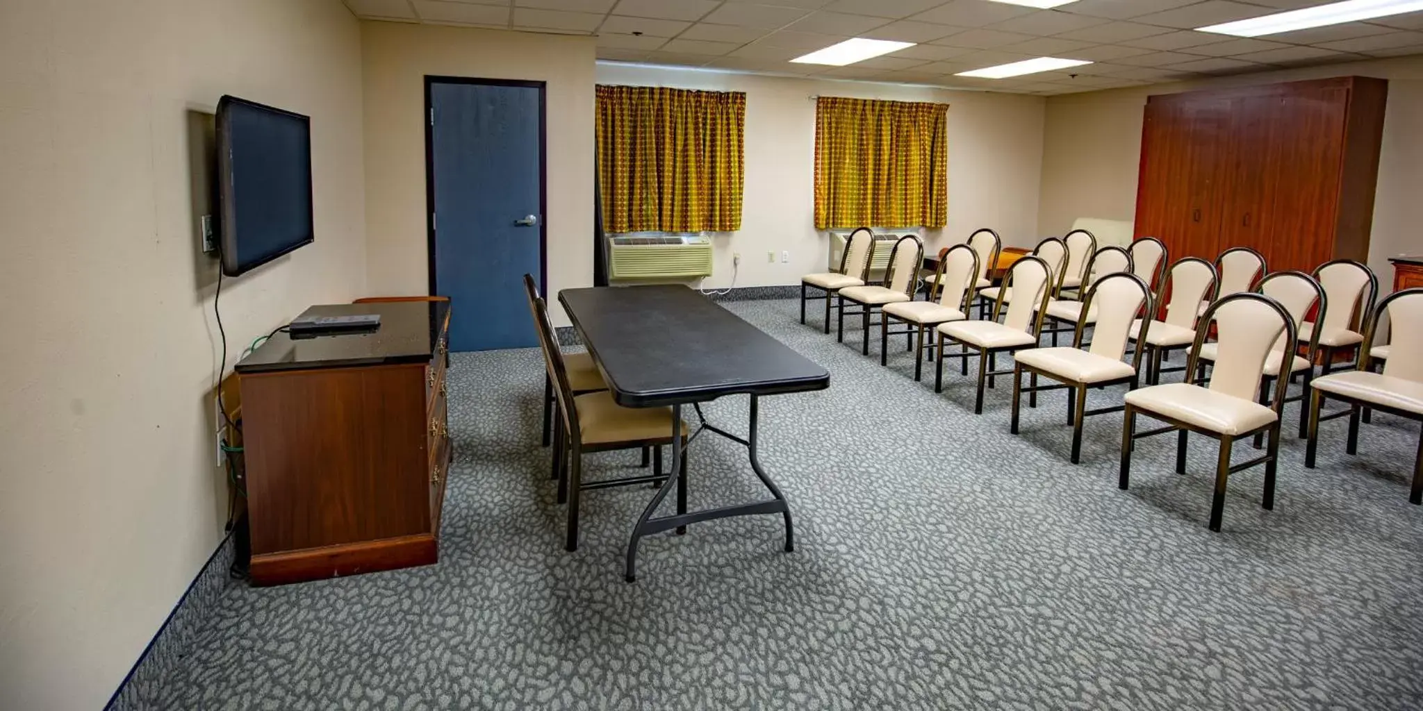 Meeting/conference room in Ramada by Wyndham Bolingbrook