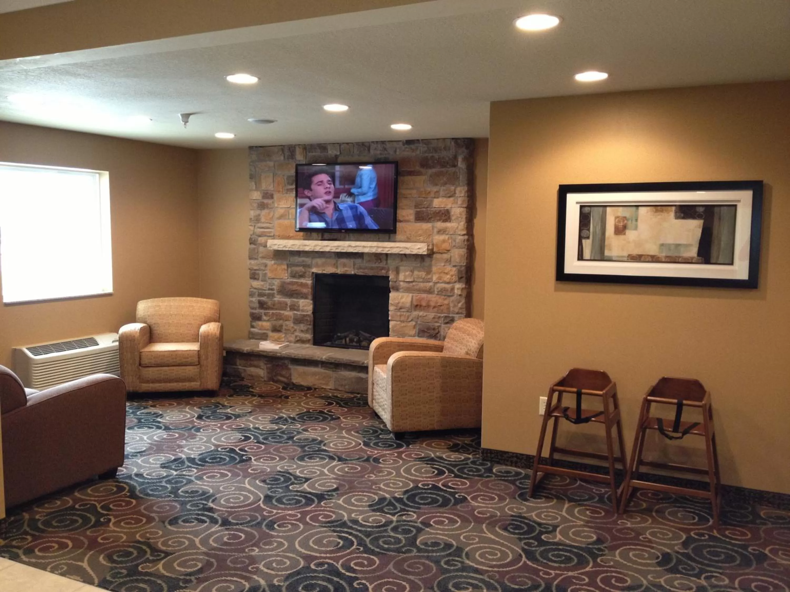 Communal lounge/ TV room in Cobblestone Hotel & Suites - Newton