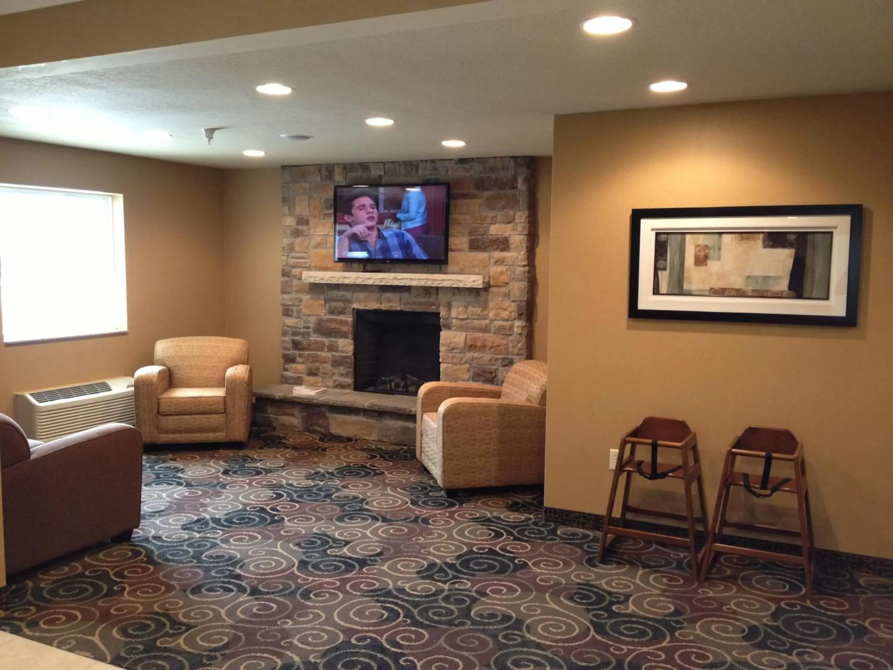 Communal lounge/ TV room, Seating Area in Cobblestone Hotel & Suites - Newton