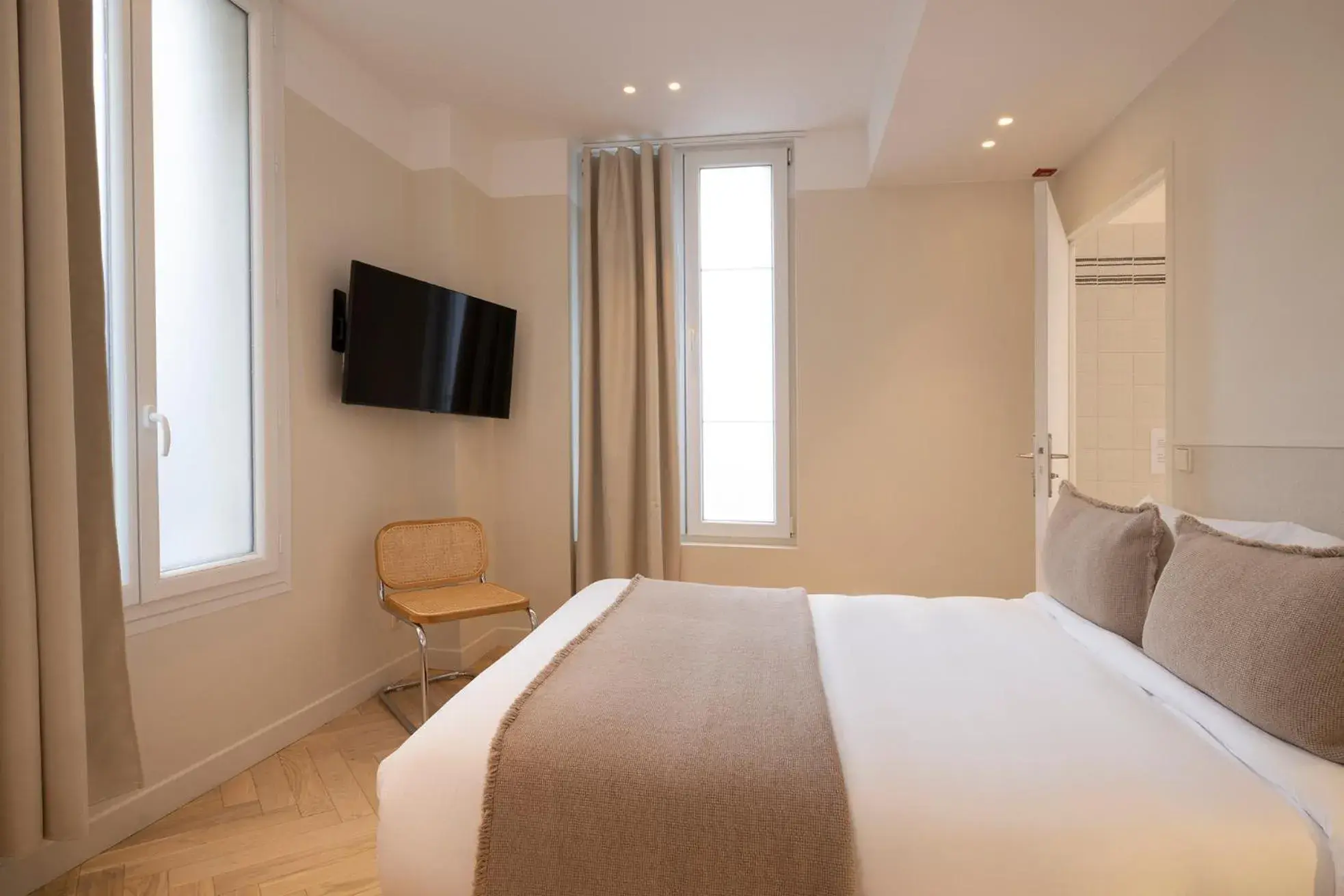 Communal lounge/ TV room, Bed in Hôtel Le Daum