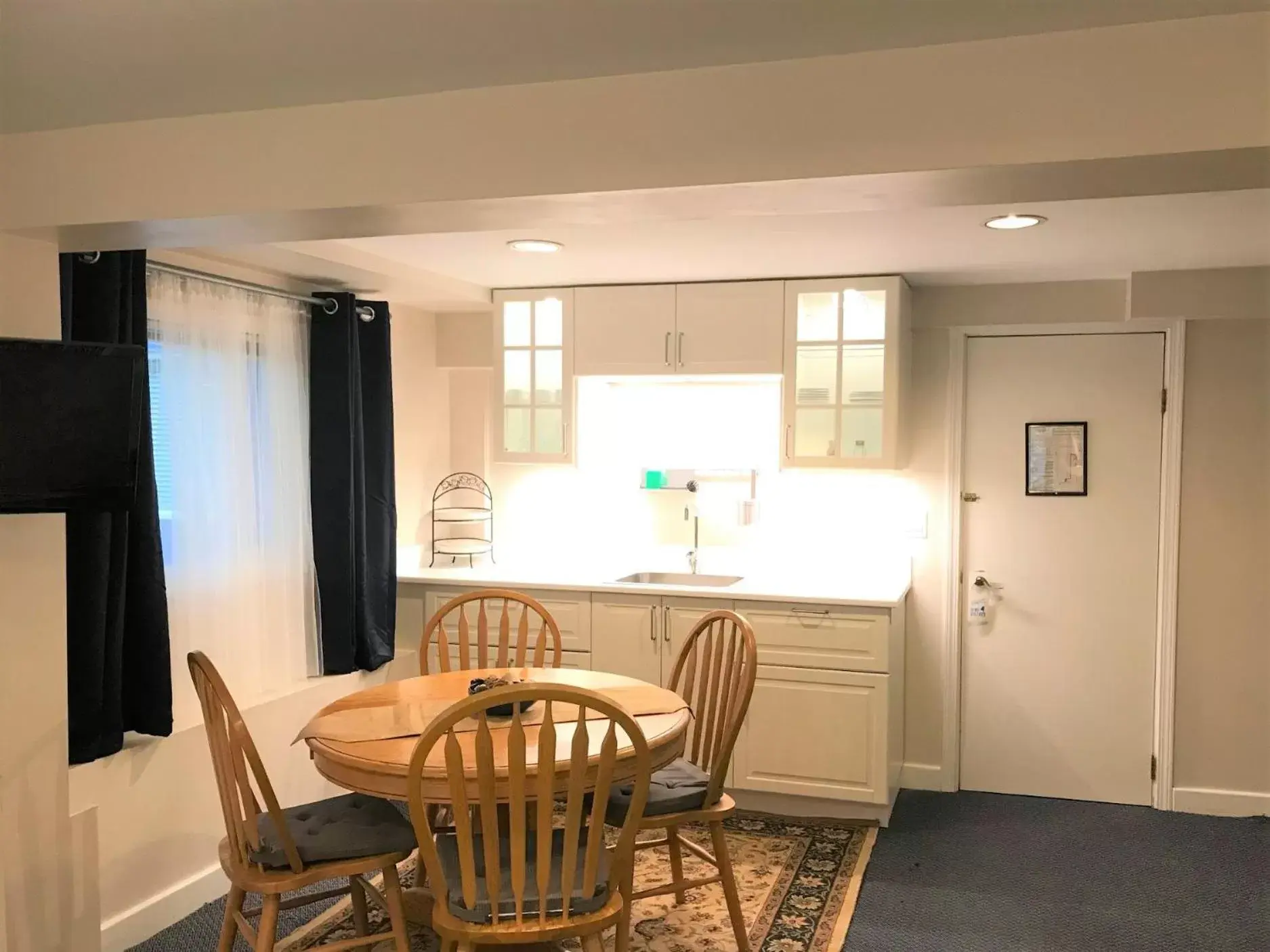 Seating area, Dining Area in Cambie Lodge