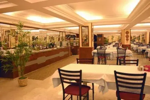 Restaurant/Places to Eat in Hotel Monopol