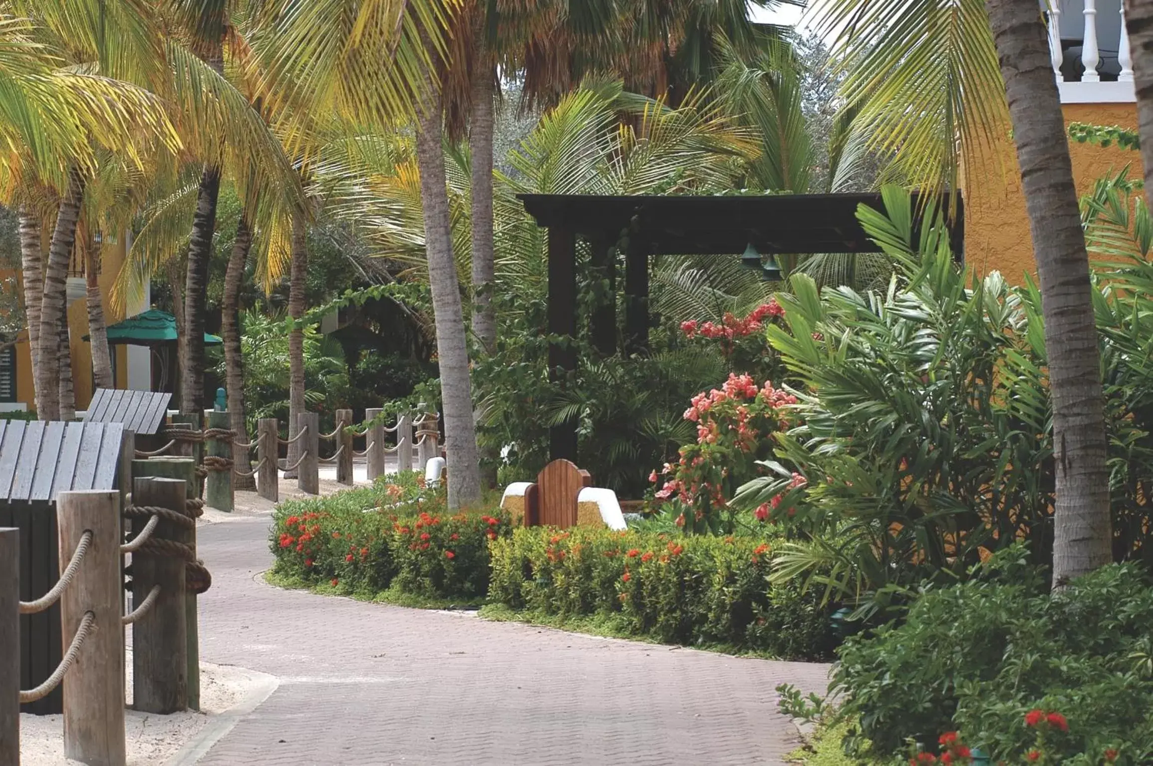 Garden, Facade/Entrance in Harbour Village Beach Club