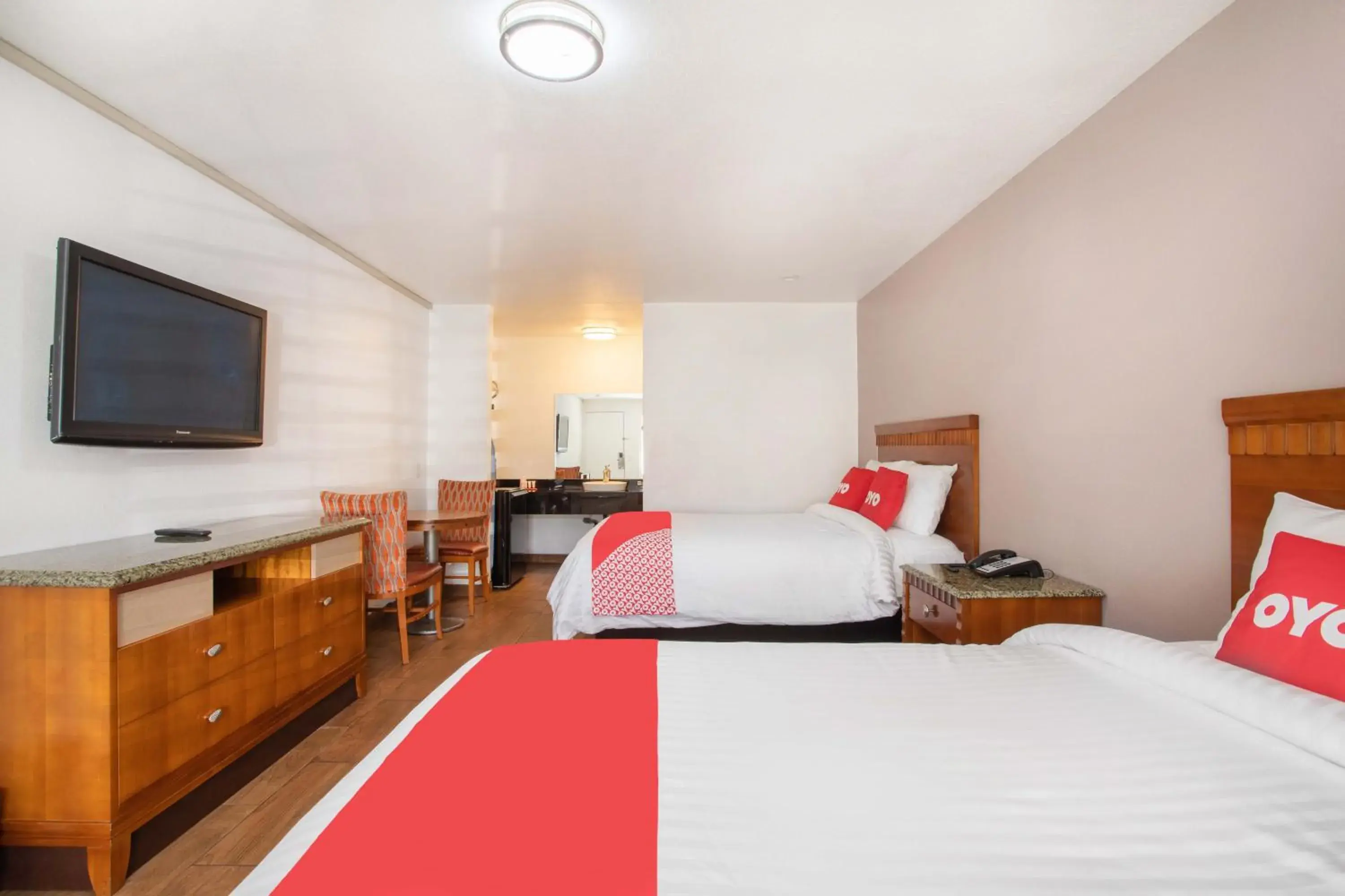 TV and multimedia, Bed in OYO Hotel Palmdale - Antelope Valley