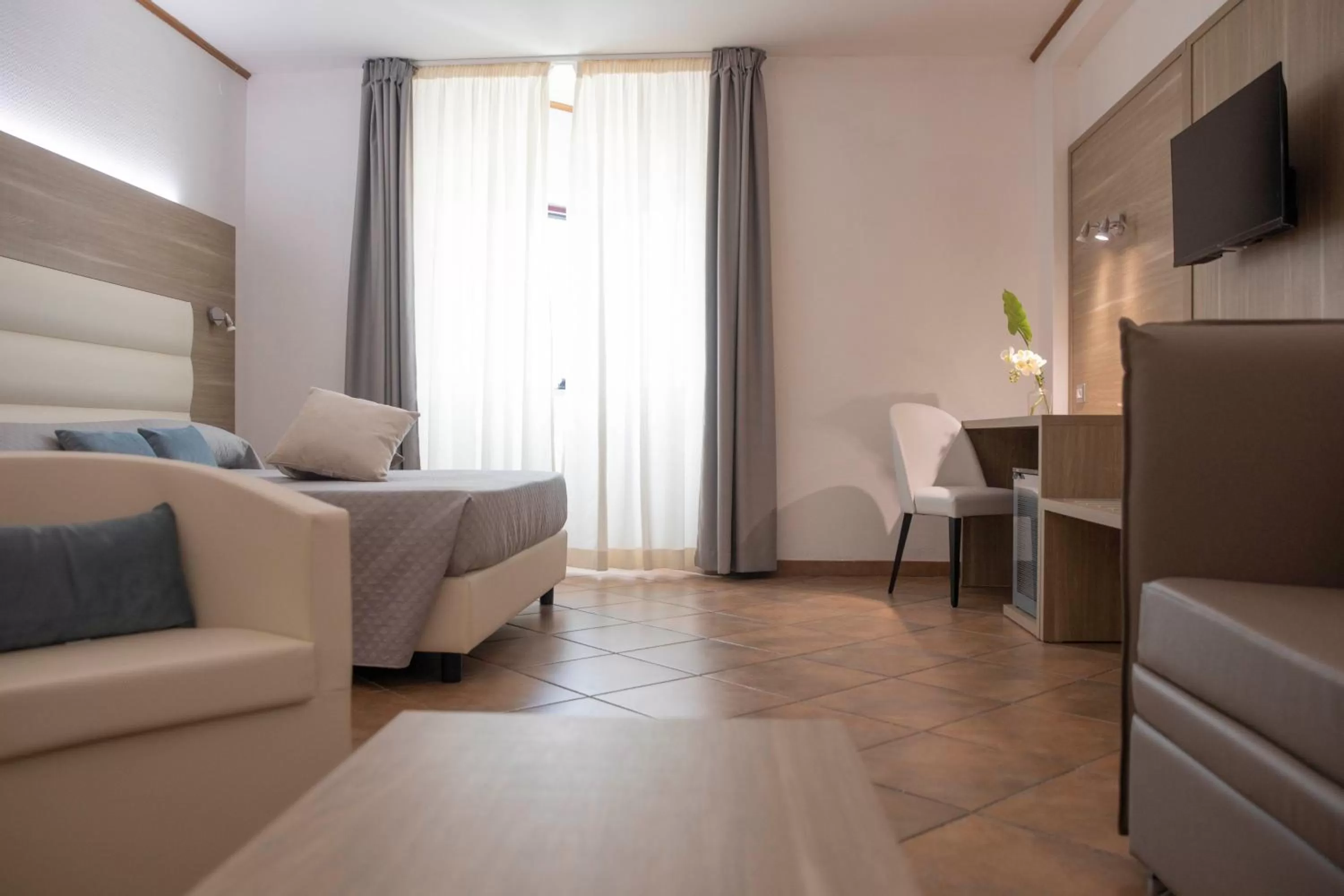 Living room, Bed in Pegasus Hotel