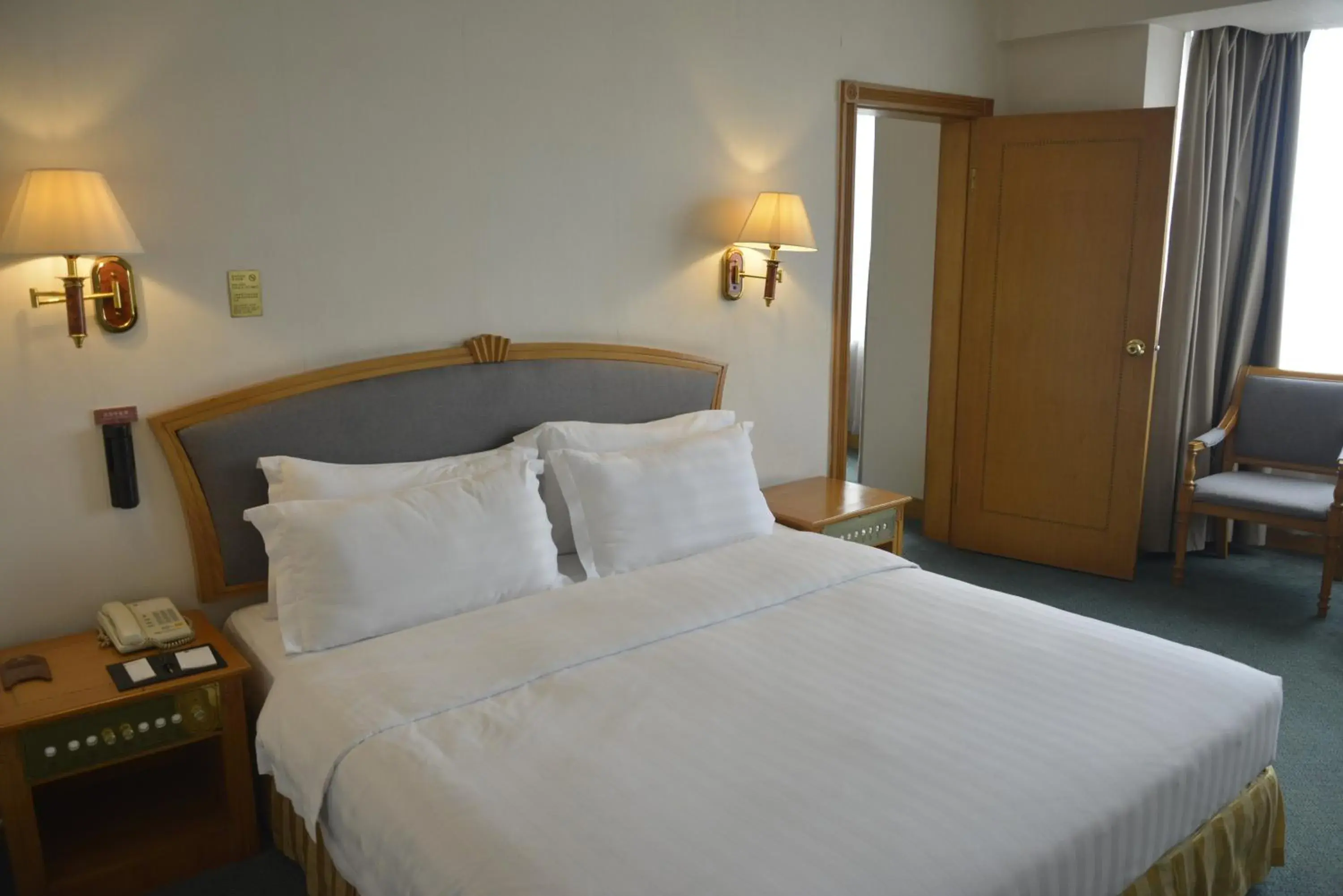 Bed in Rosedale Hotel & Suite