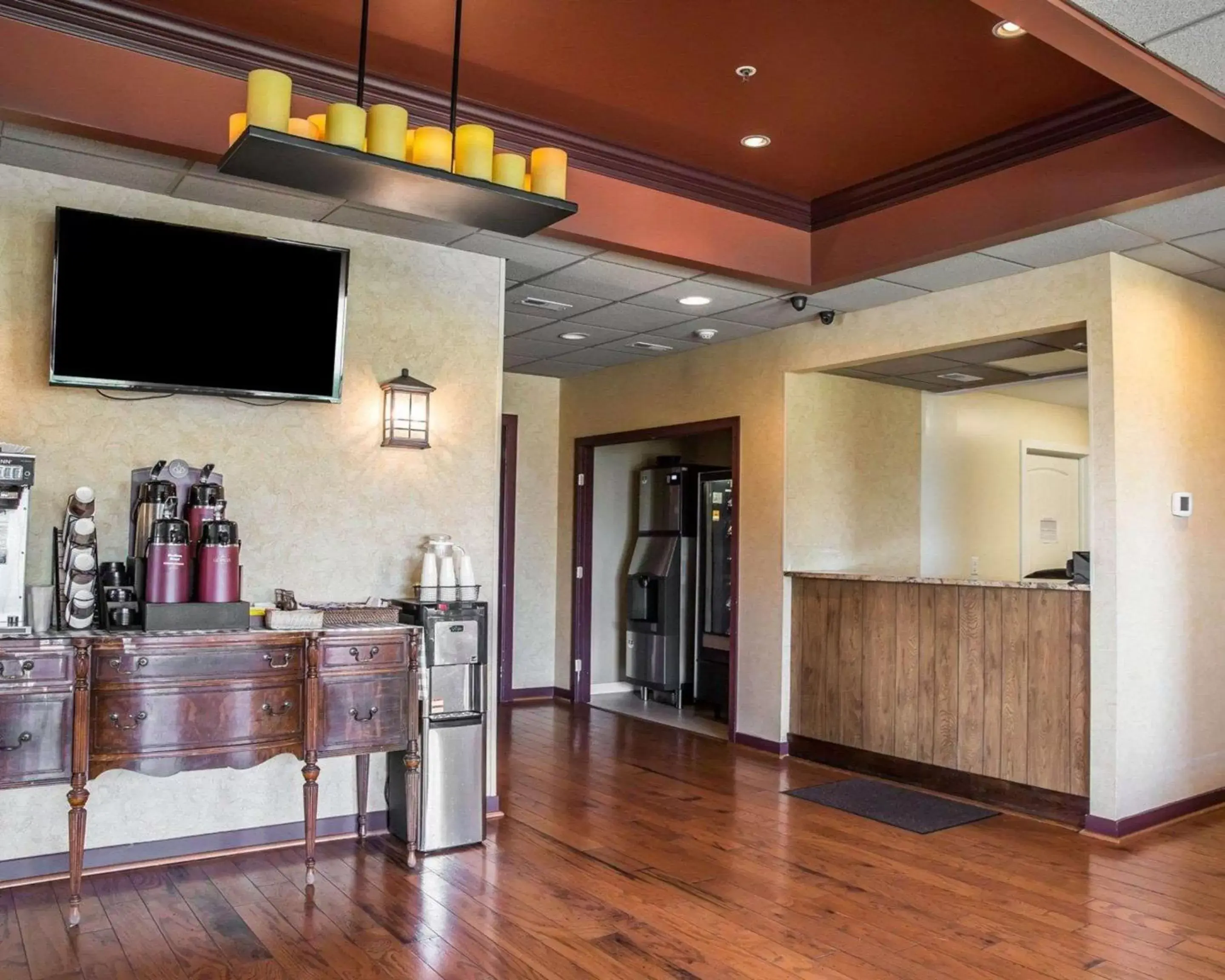 Lobby or reception, TV/Entertainment Center in Island Inn & Suites, Ascend Hotel Collection