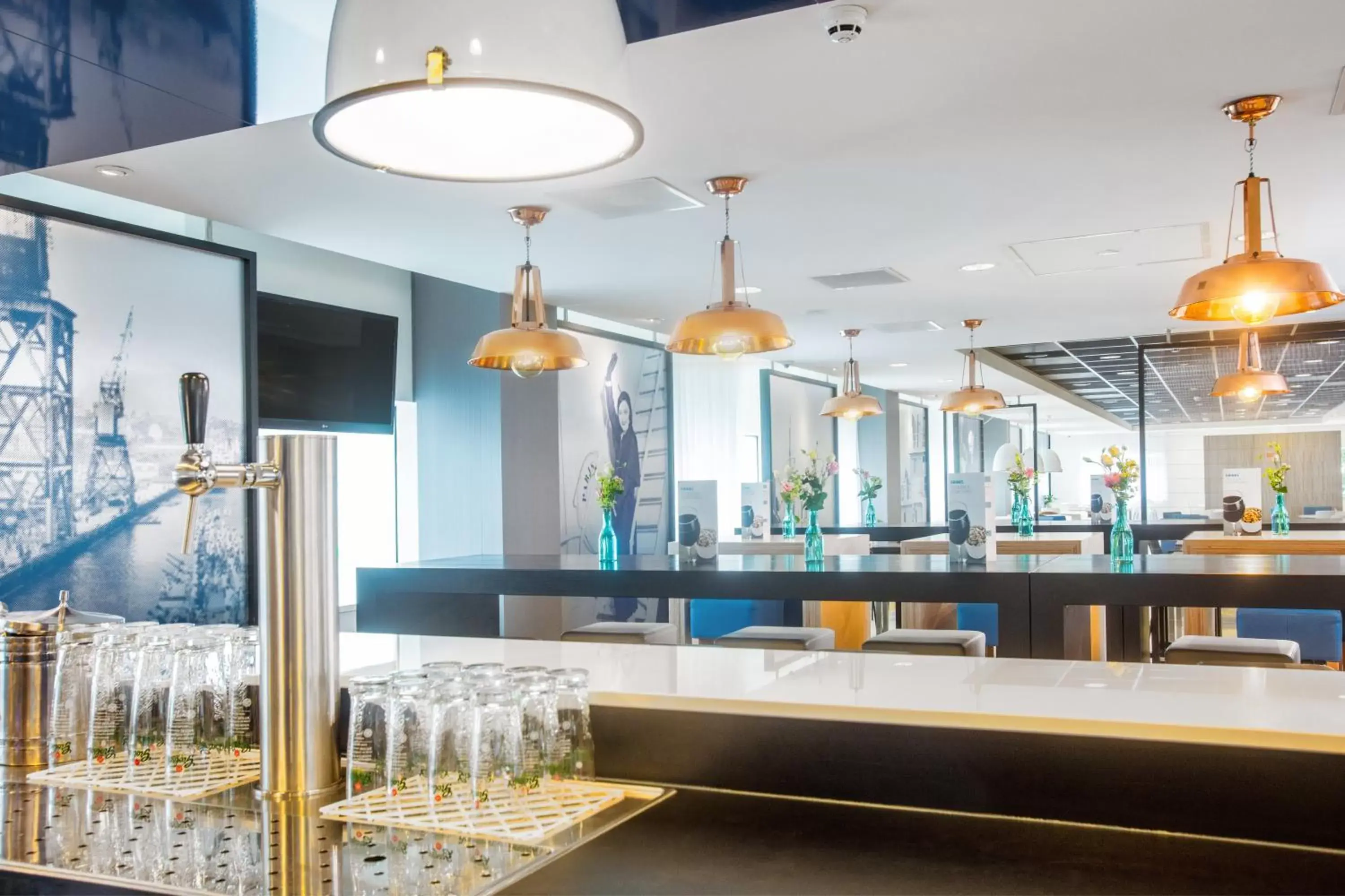 Lounge or bar, Lounge/Bar in Holiday Inn Express Rotterdam - Central Station, an IHG Hotel
