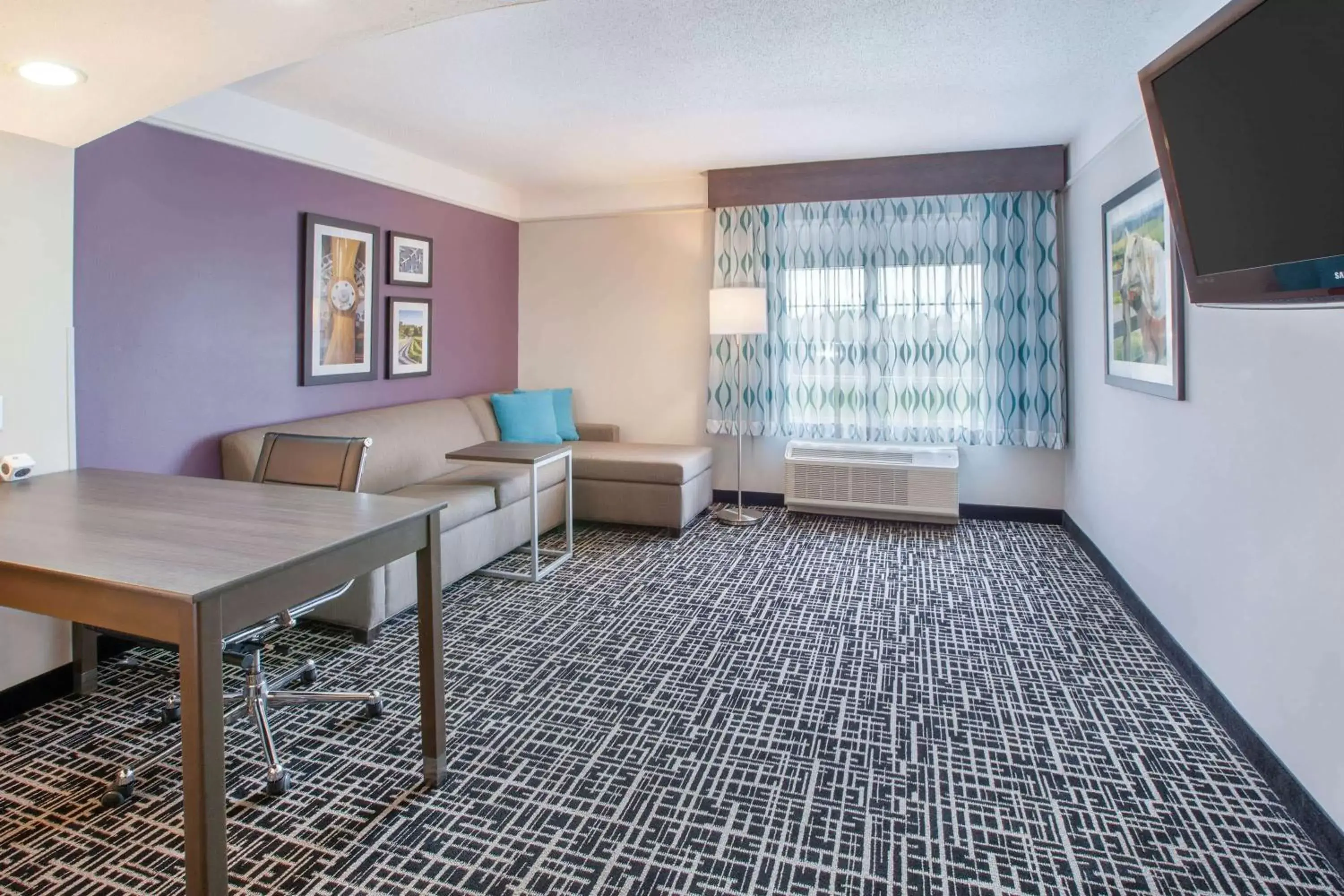 Photo of the whole room, Seating Area in La Quinta by Wyndham Cincinnati Airport Florence