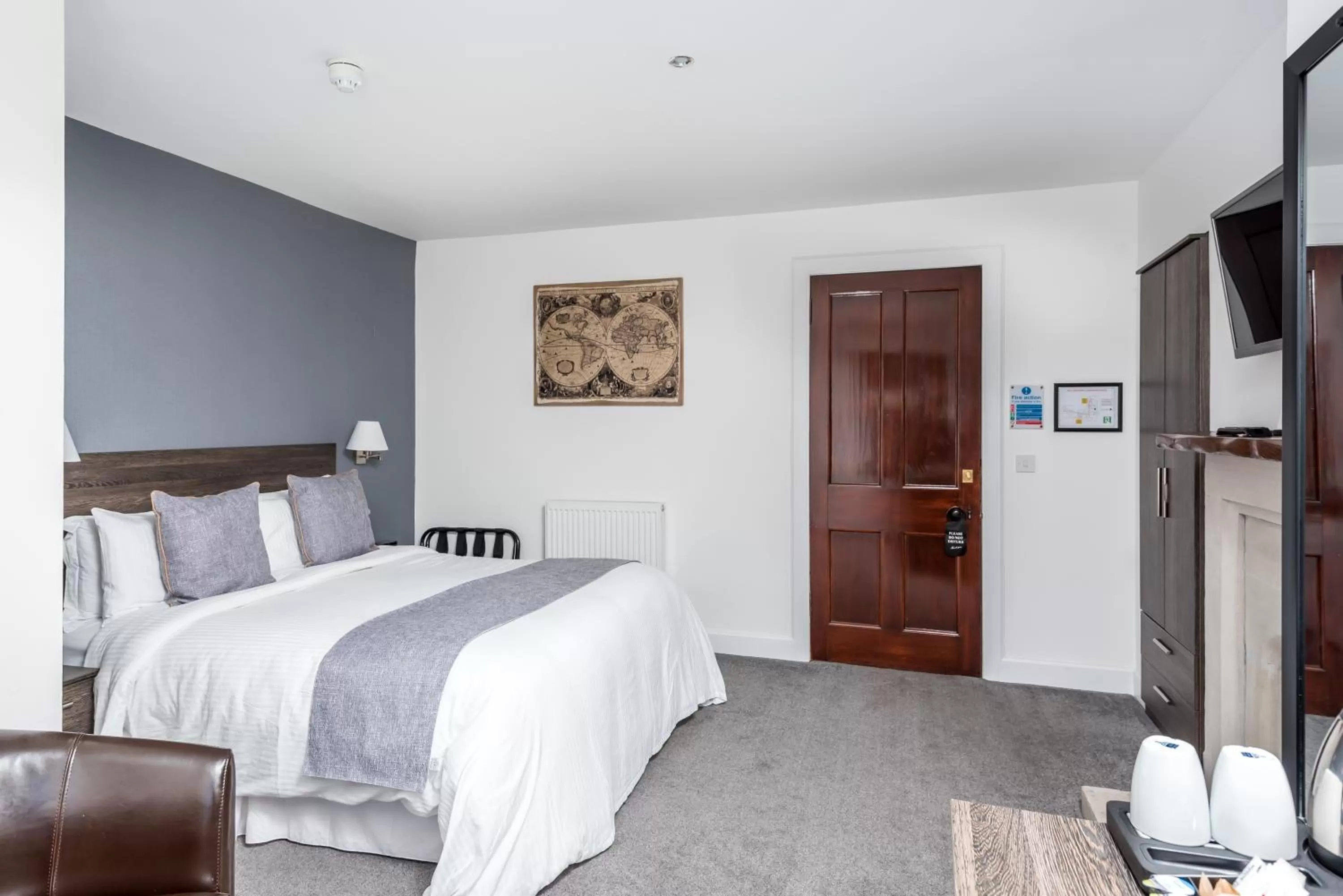 Bed in Grey Harlings Rooms