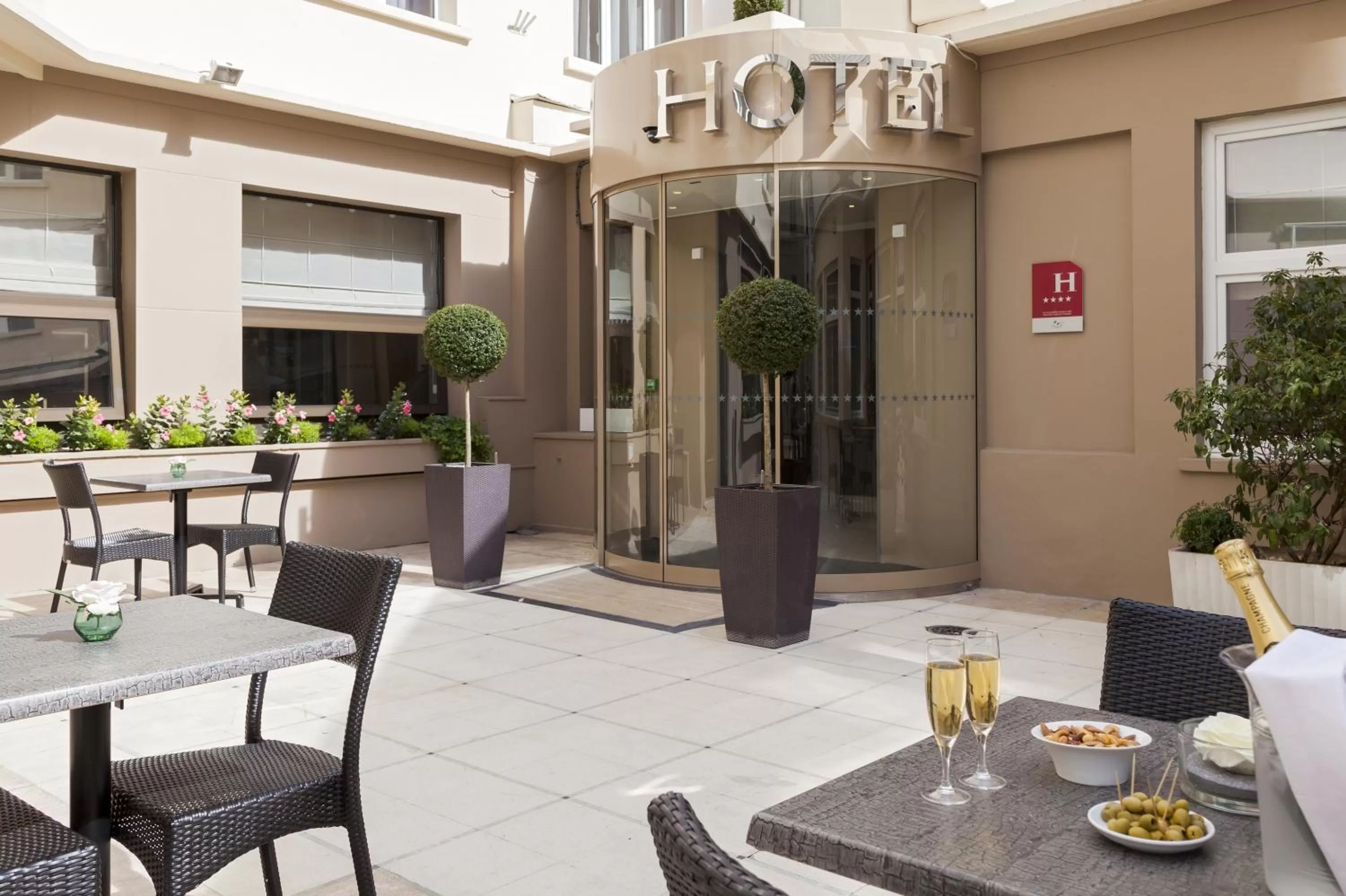 Facade/entrance in Timhotel Opéra Blanche Fontaine