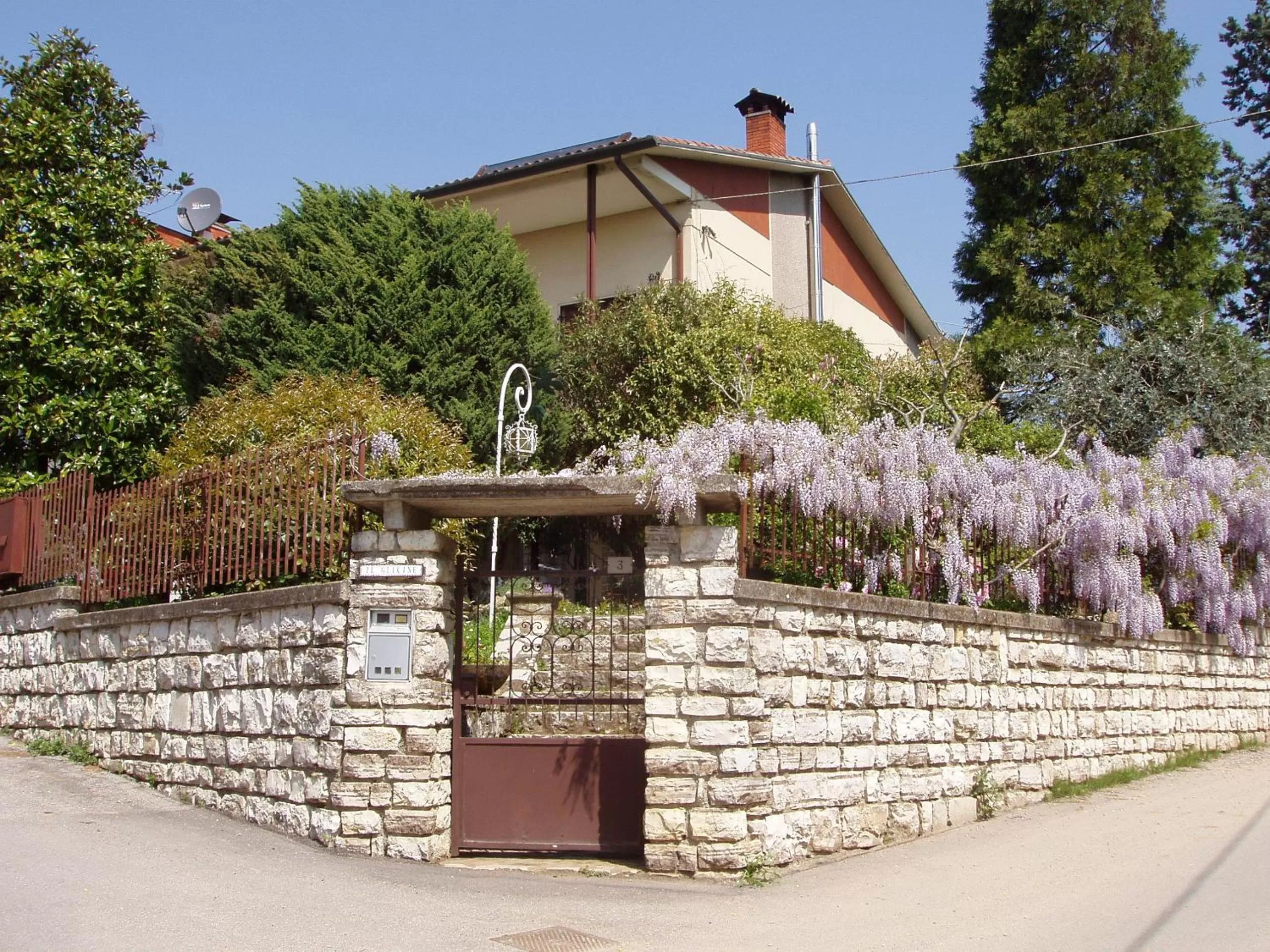 Facade/entrance in B&B Il Glicine