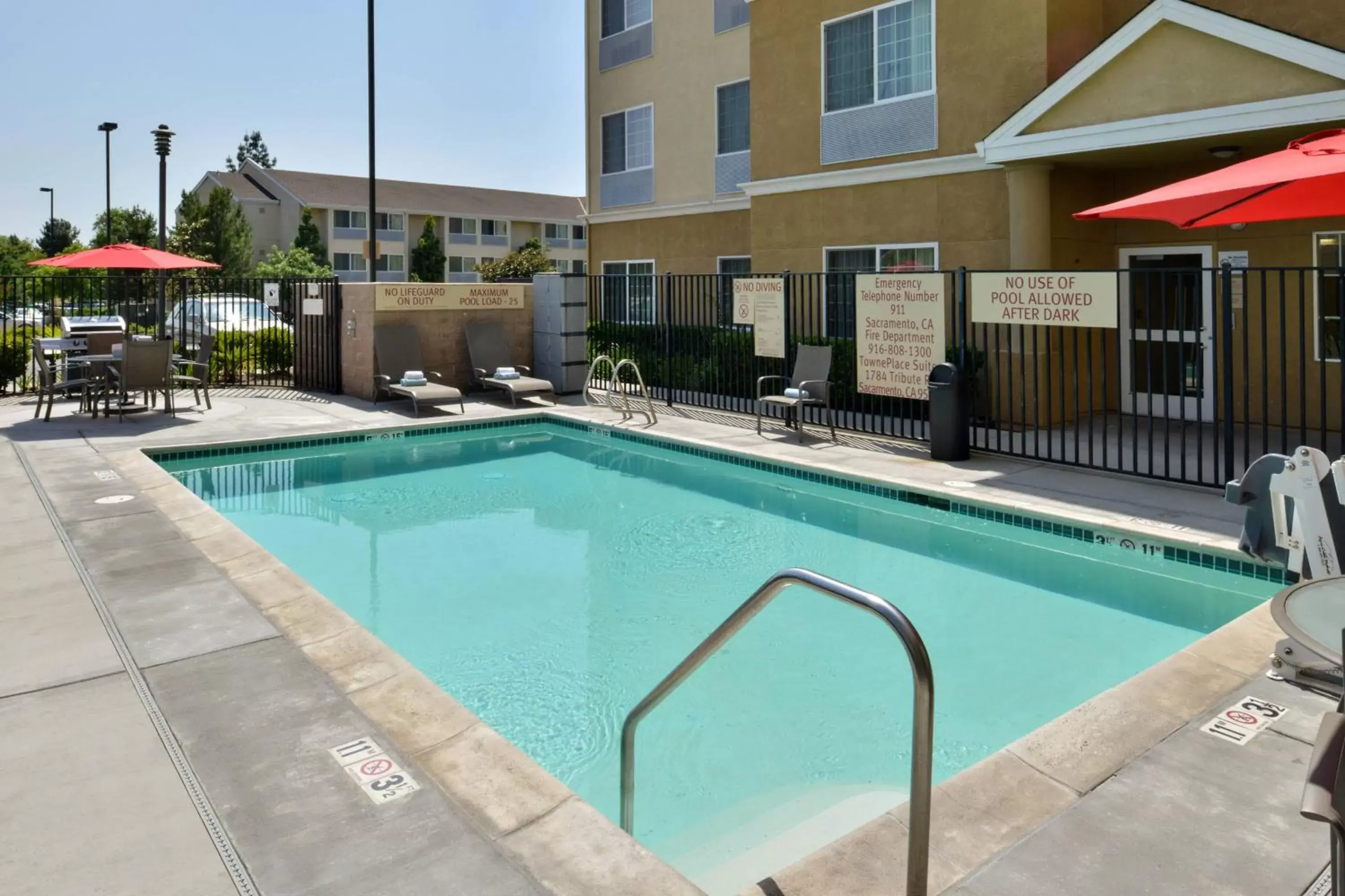 Swimming Pool in TownePlace Suites Sacramento Cal Expo