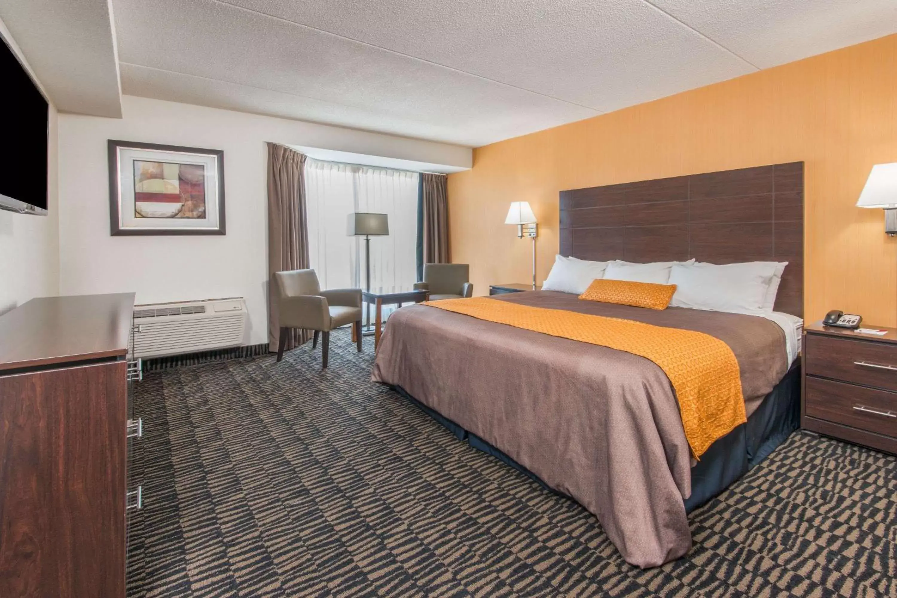 Photo of the whole room, Bed in Ramada Plaza by Wyndham Niagara Falls