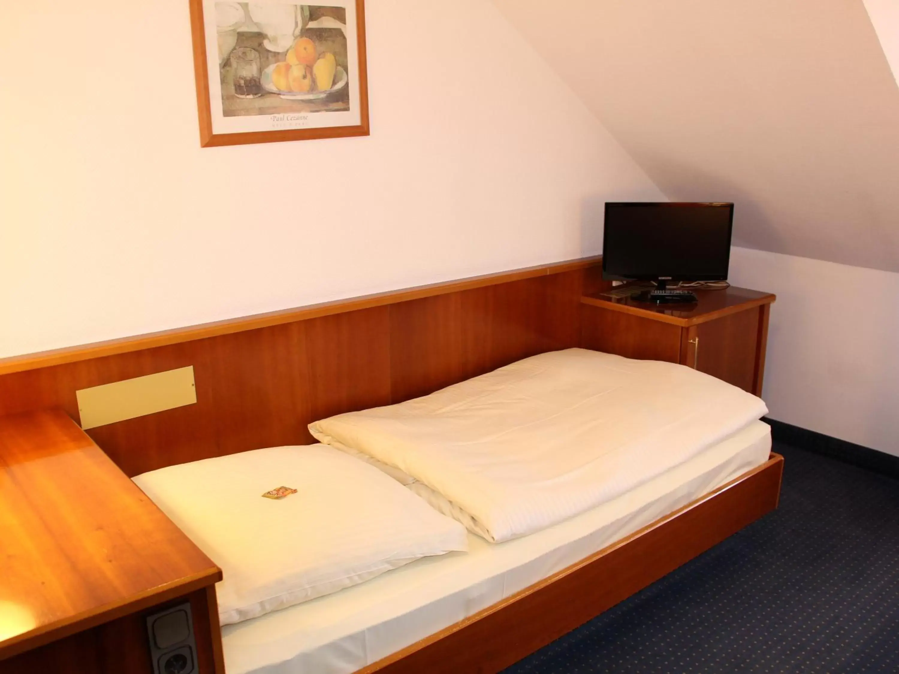 Bedroom, Bed in City Hotel Stuttgart