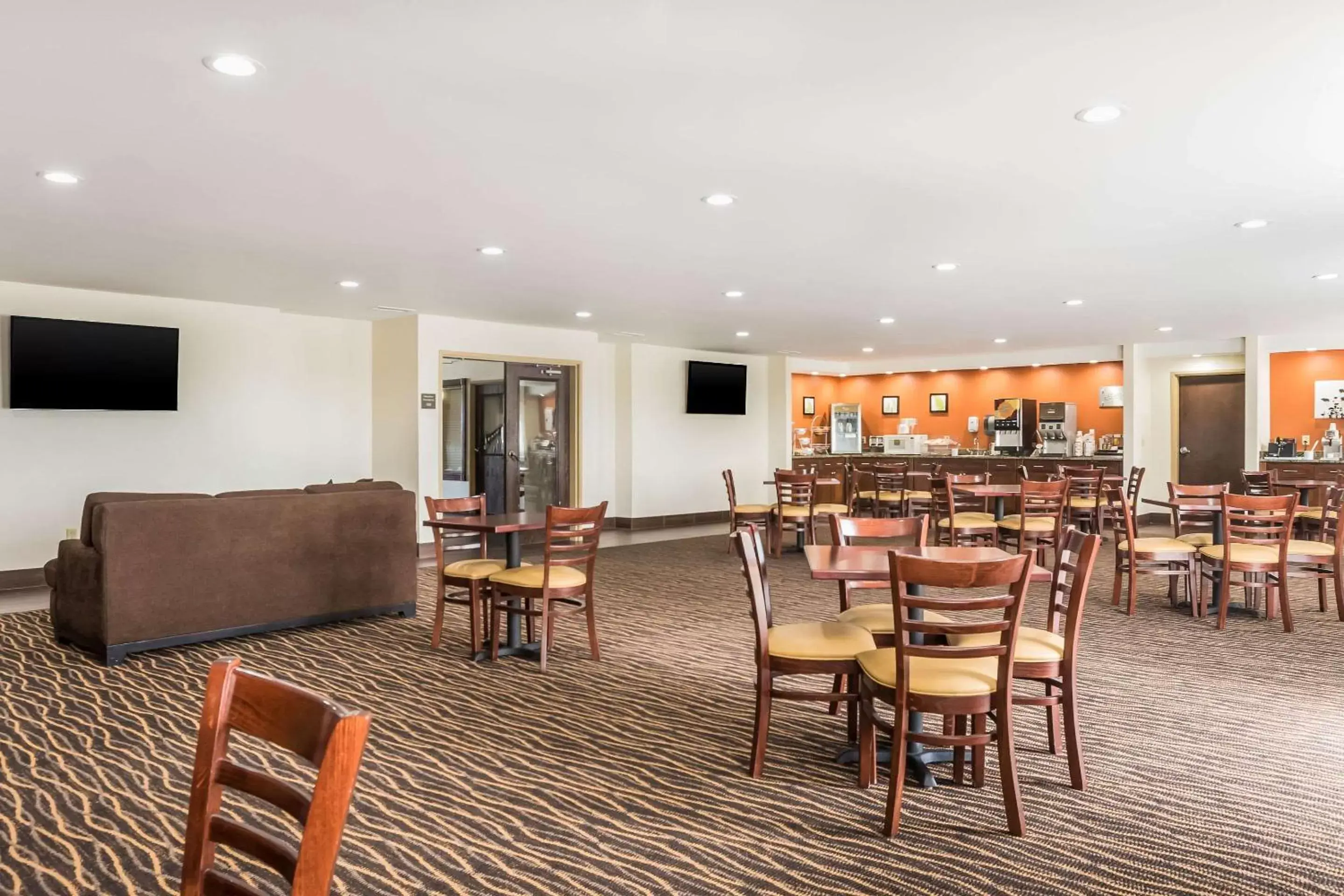 Restaurant/Places to Eat in Sleep Inn North Liberty/Coralville