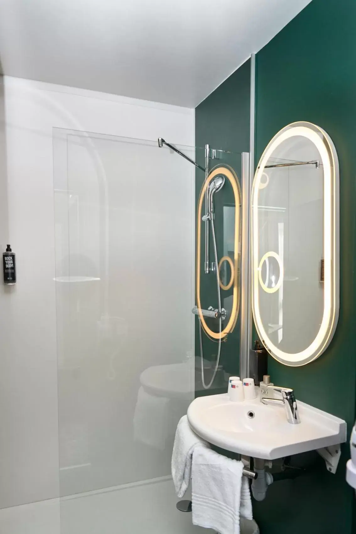 Bathroom in Ibis Annecy - Cran-Gevrier