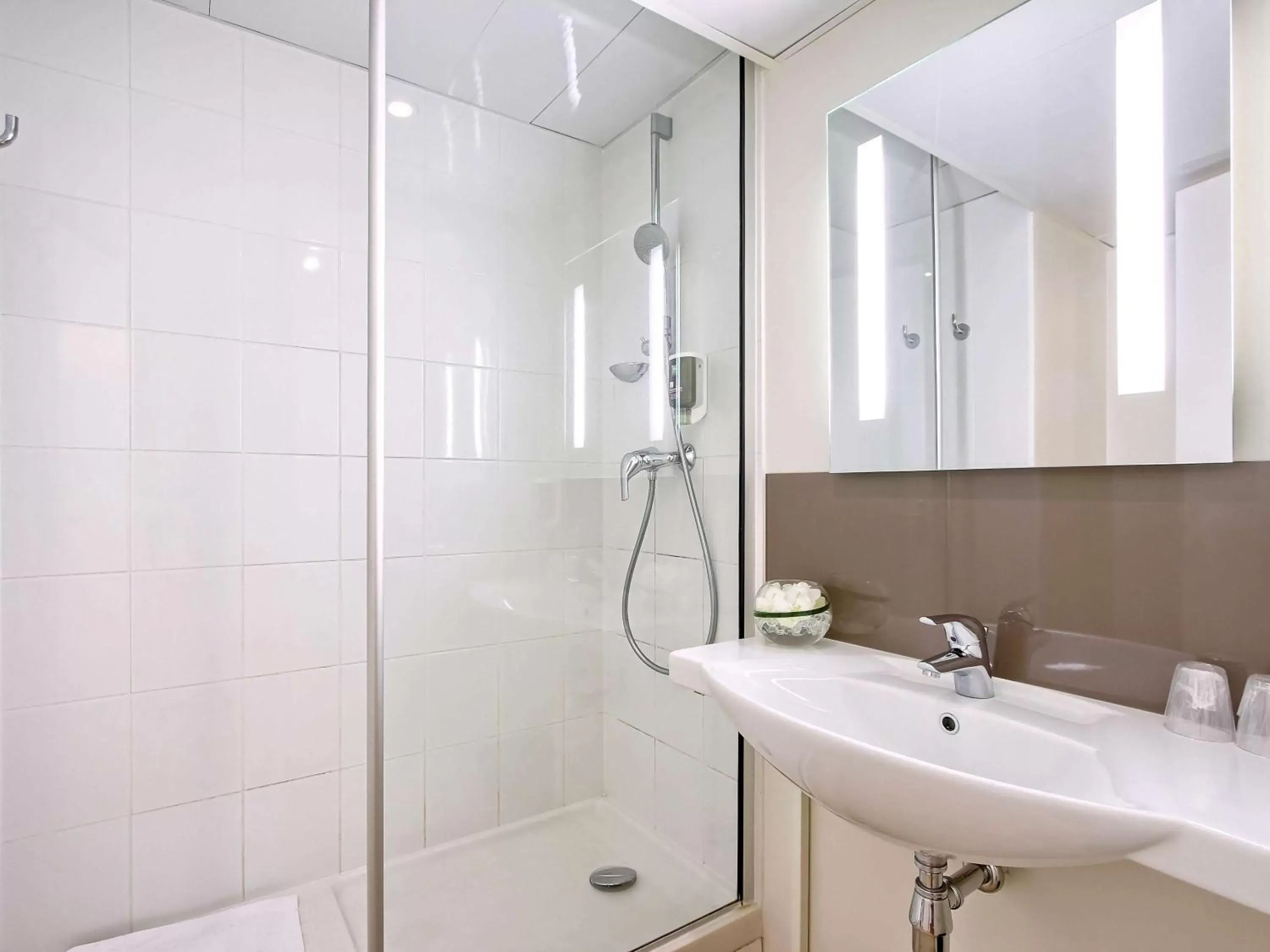 Photo of the whole room, Bathroom in ibis Styles Paris Roissy-CDG