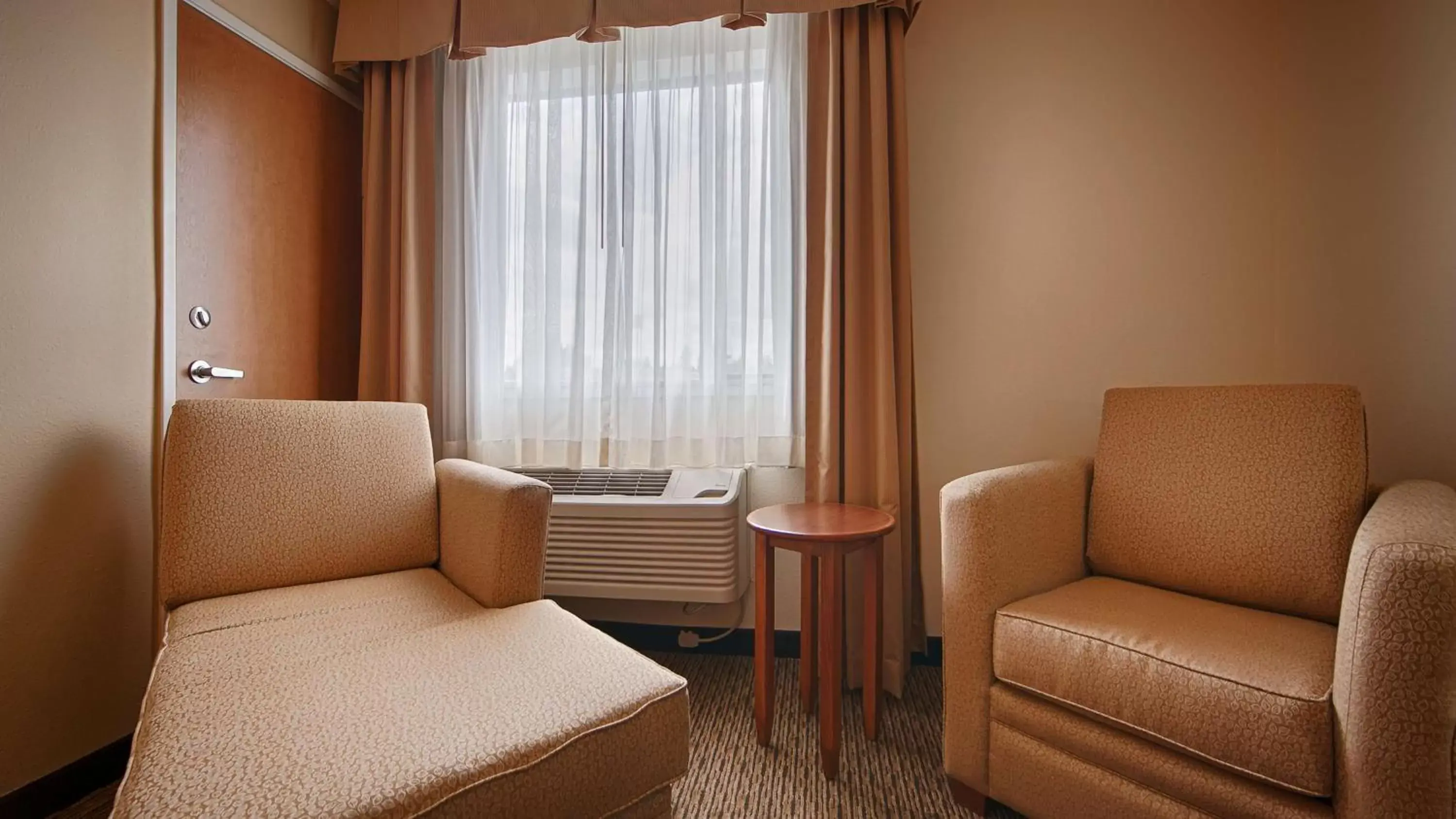 Photo of the whole room, Seating Area in Best Western Tumwater-Olympia Inn