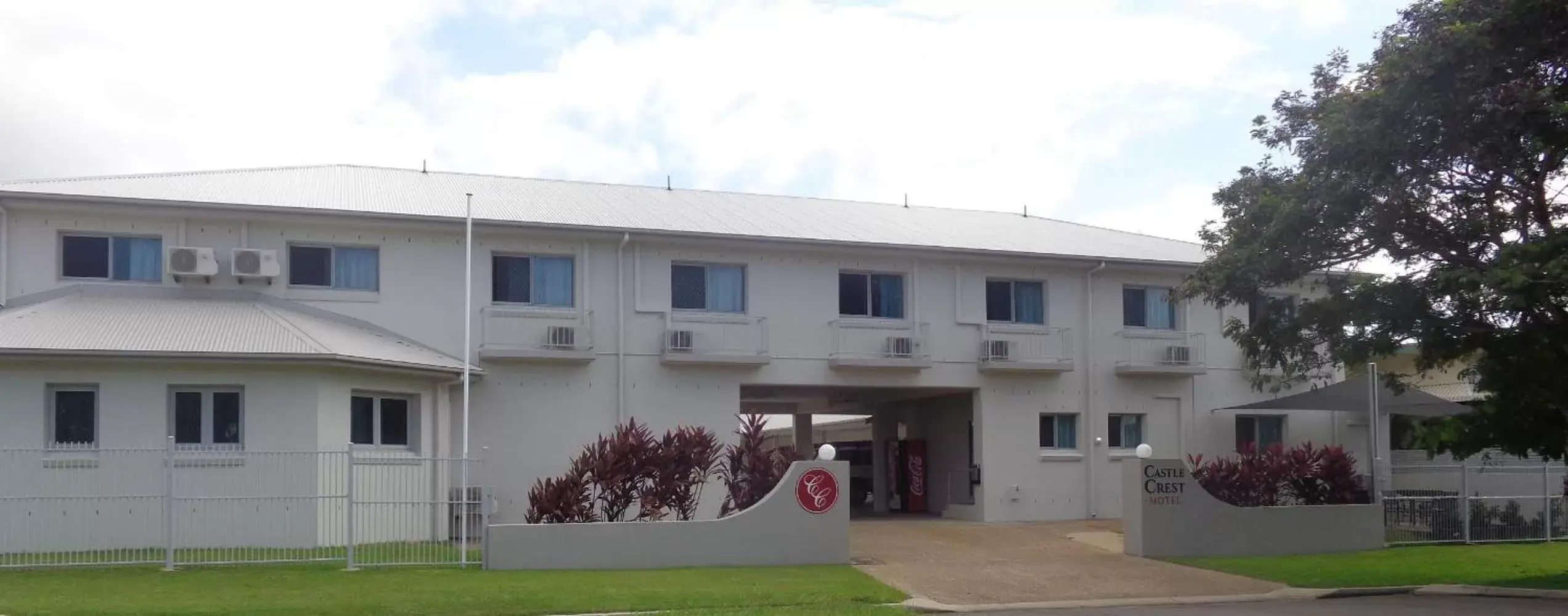 Facade/entrance, Property Building in Castle Crest Motel