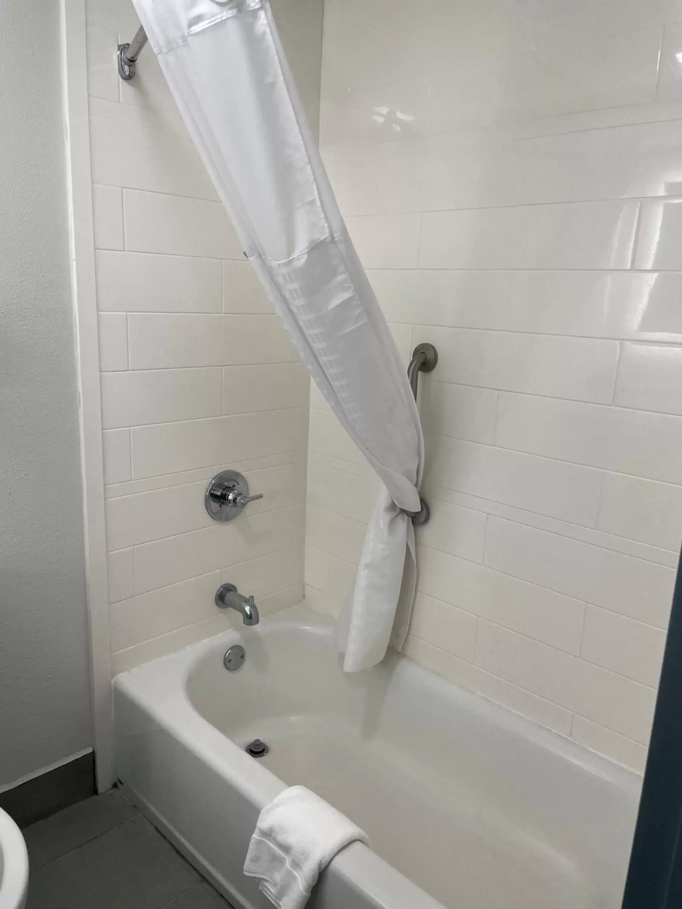 Bathroom in Wingate by Wyndham Savannah Gateway