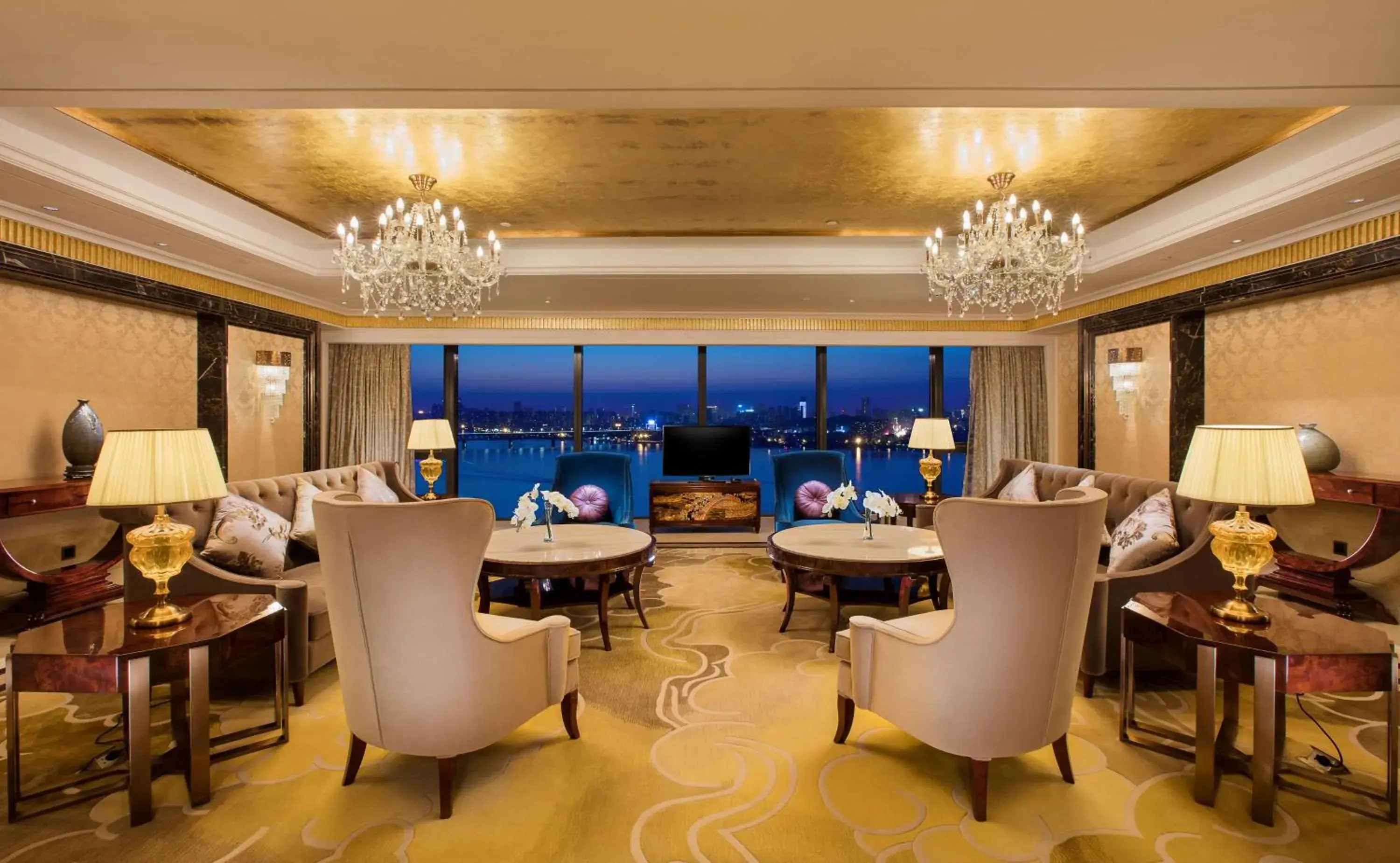 Bedroom, Restaurant/Places to Eat in Hilton Wuhan Riverside