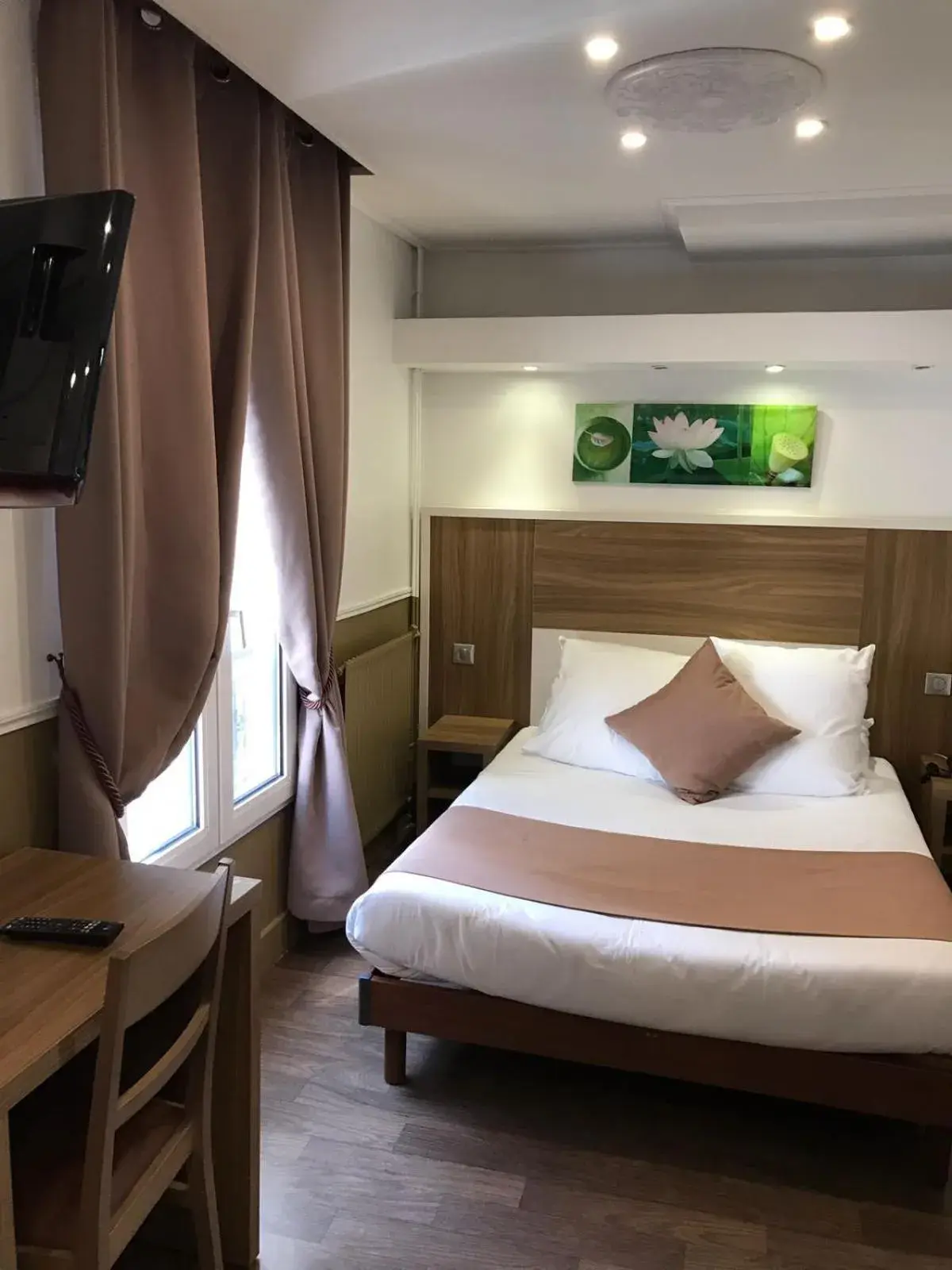 Bed in Grand Hotel Nouvel Opera Bed in Grand Hotel Nouvel Opera