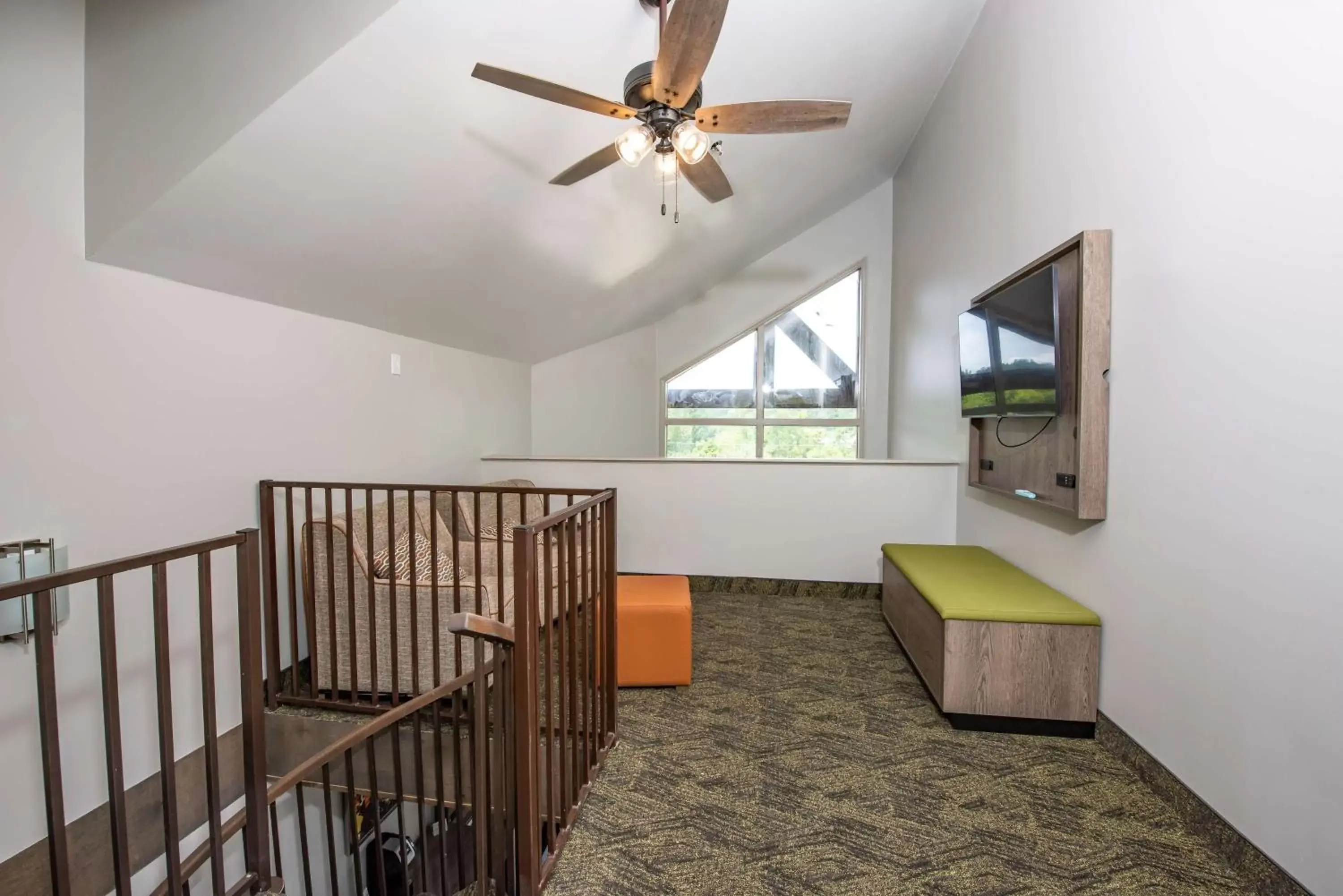 Bedroom, Seating Area in Best Western Plus Apple Valley Lodge Pigeon Forge