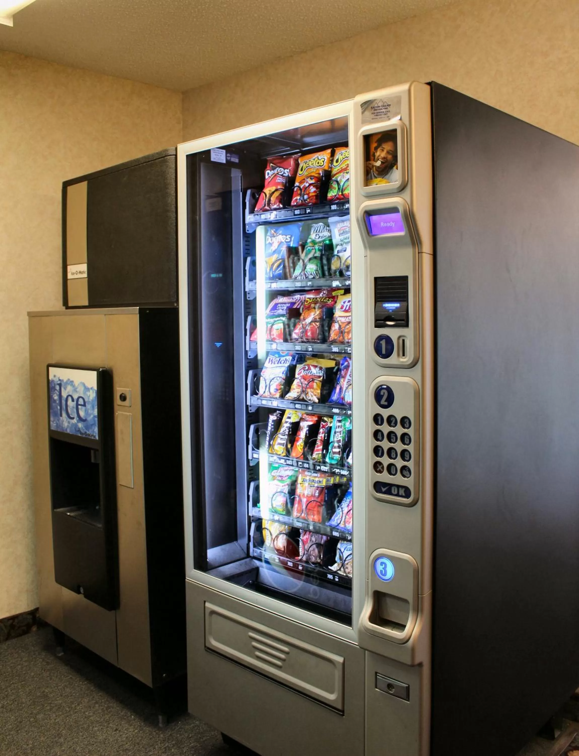 Food in Ten Pin Inn & Suites