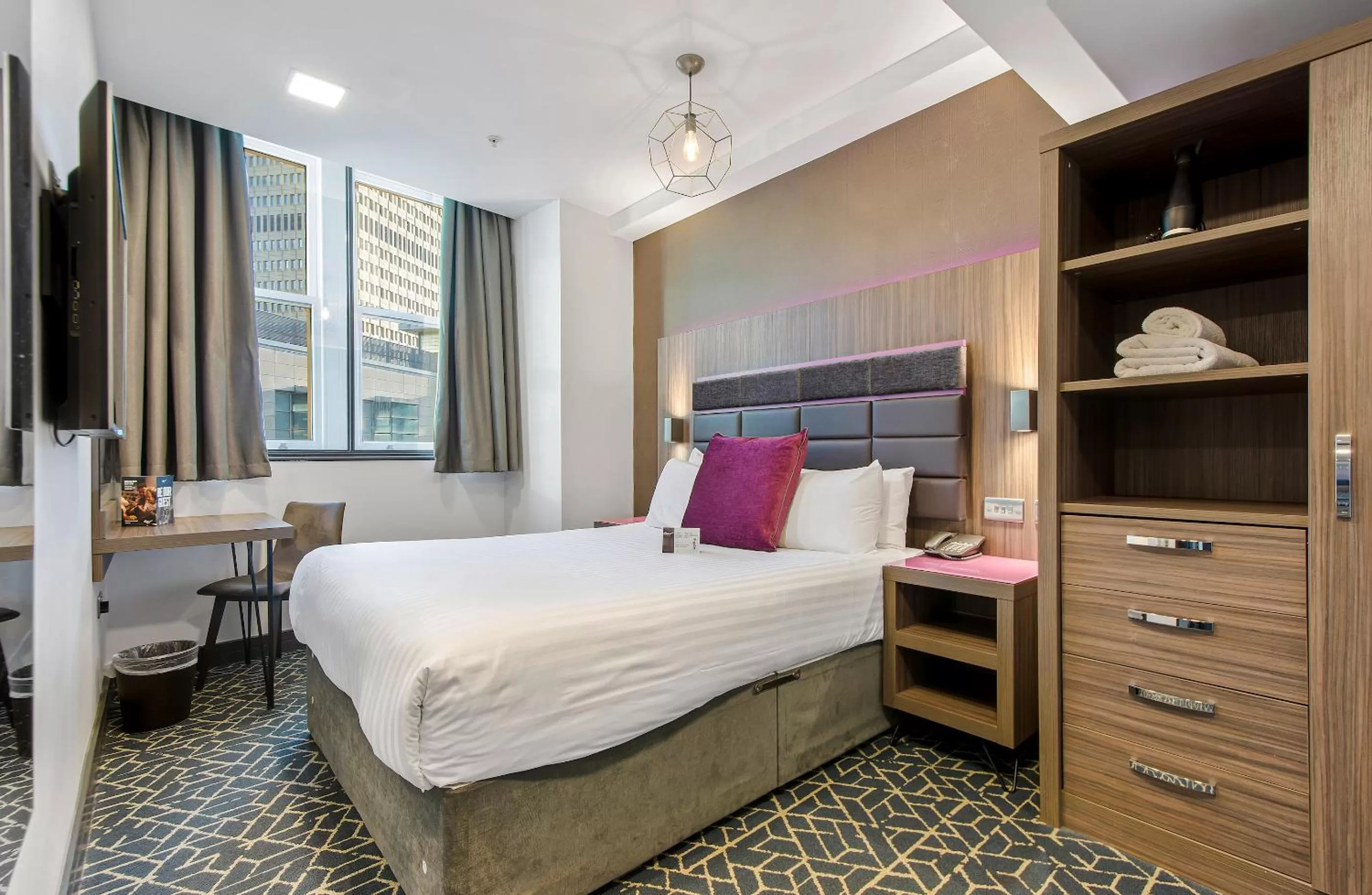 Bedroom, Bed in Roomzzz Manchester Victoria