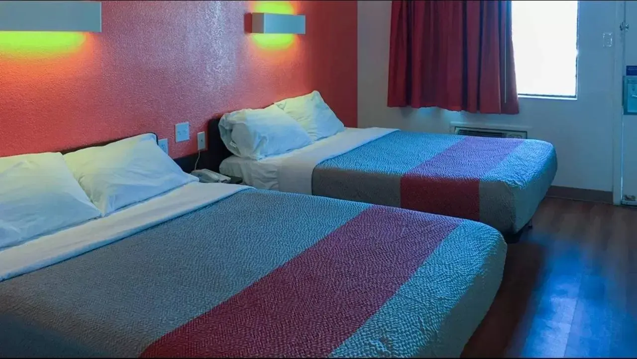 Bed in Motel 6-North Richland Hills, TX