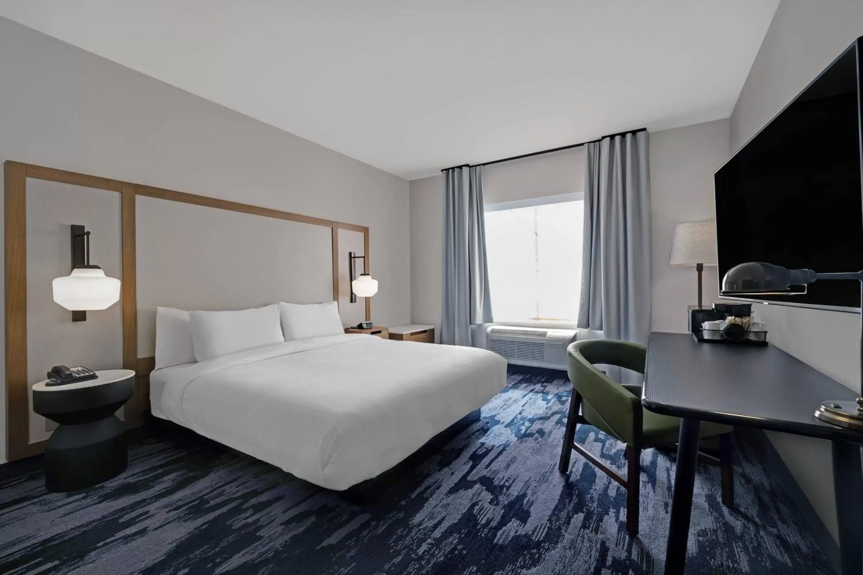 Photo of the whole room, Bed in Fairfield Inn & Suites by Marriott Milwaukee Brookfield