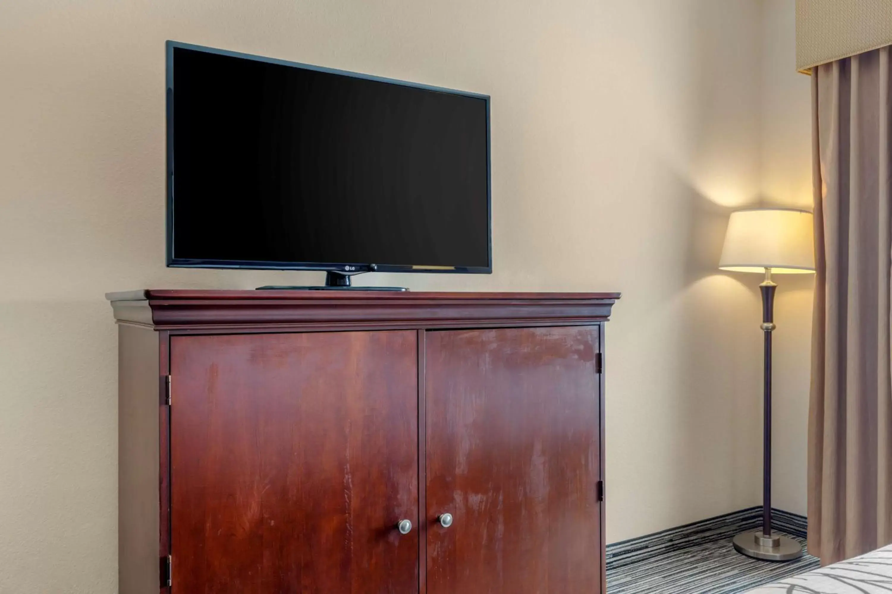 Photo of the whole room, TV/Entertainment Center in Best Western Plus Sweetwater Inn & Suites