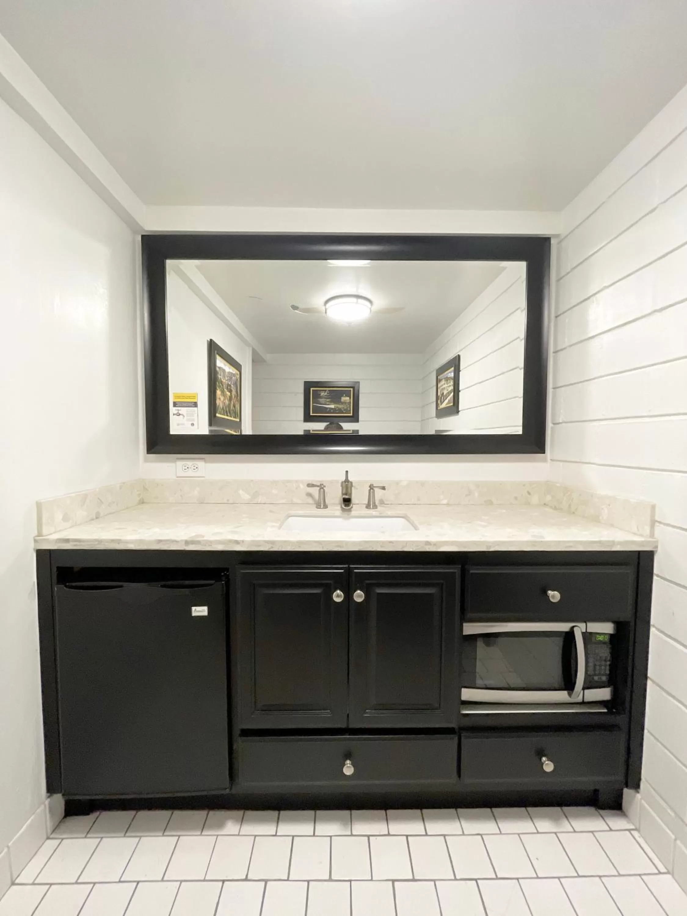 Kitchen/Kitchenette in Catalina Courtyard Suites