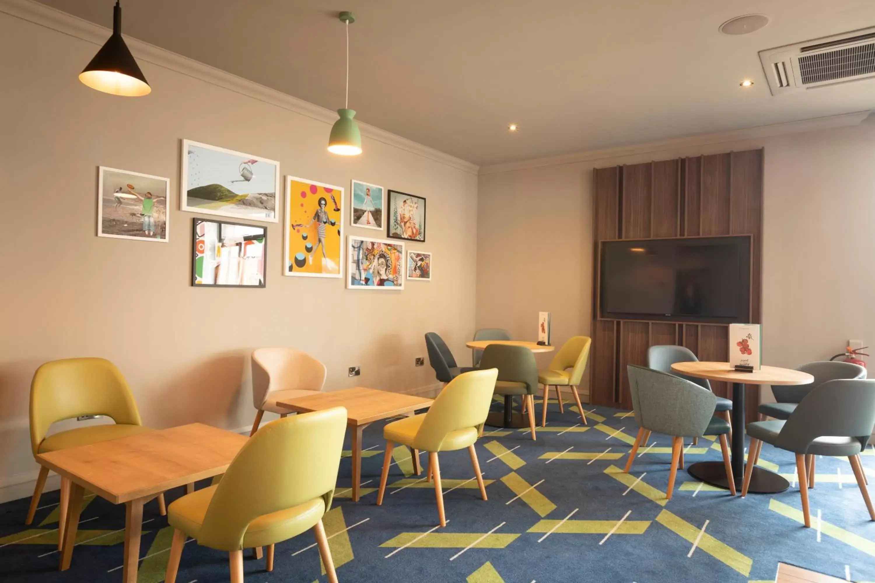 Lounge or bar, Restaurant/Places to Eat in Holiday Inn Basildon, an IHG Hotel