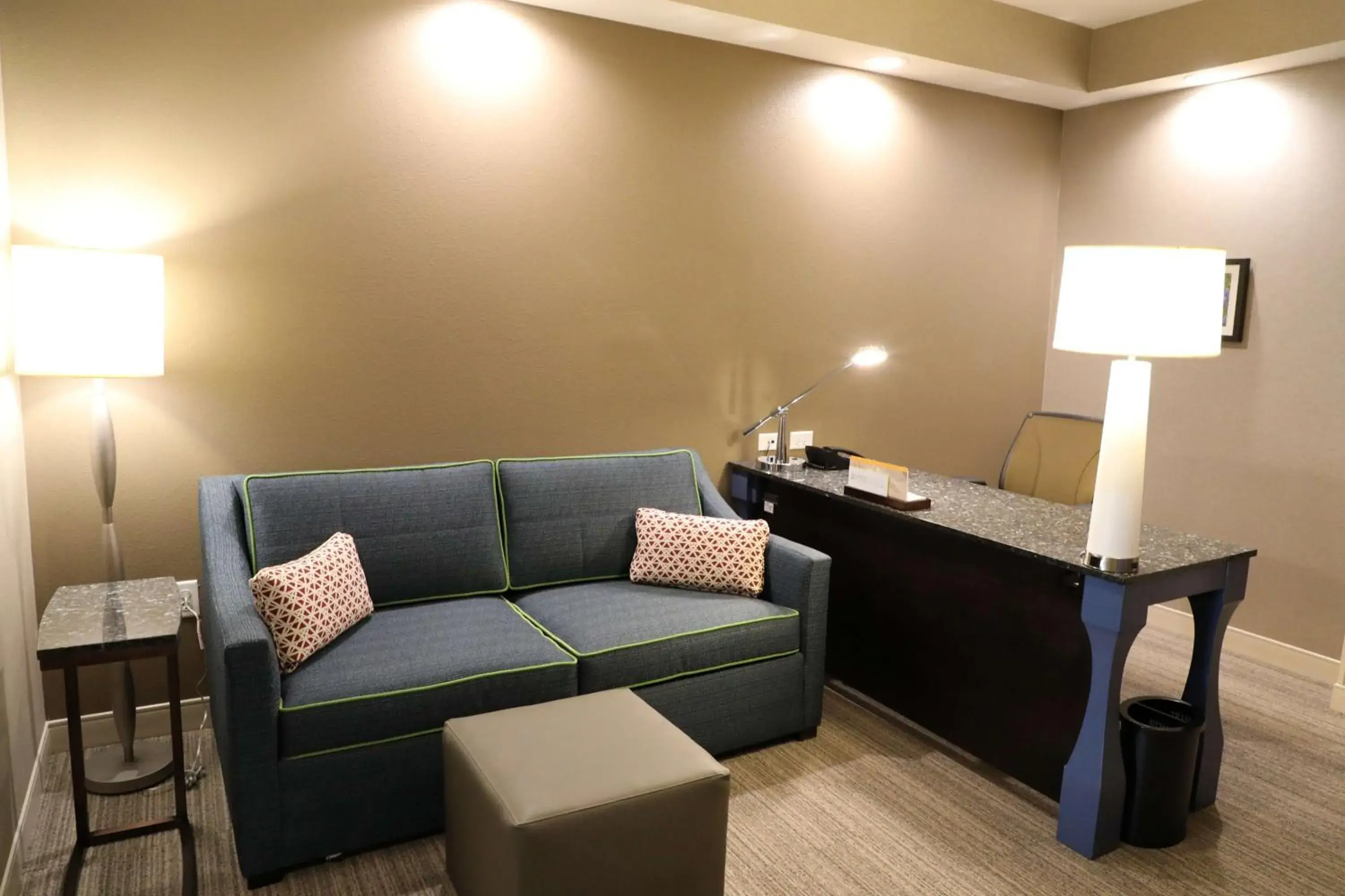Bedroom, Seating Area in Hilton Garden Inn Austin Airport