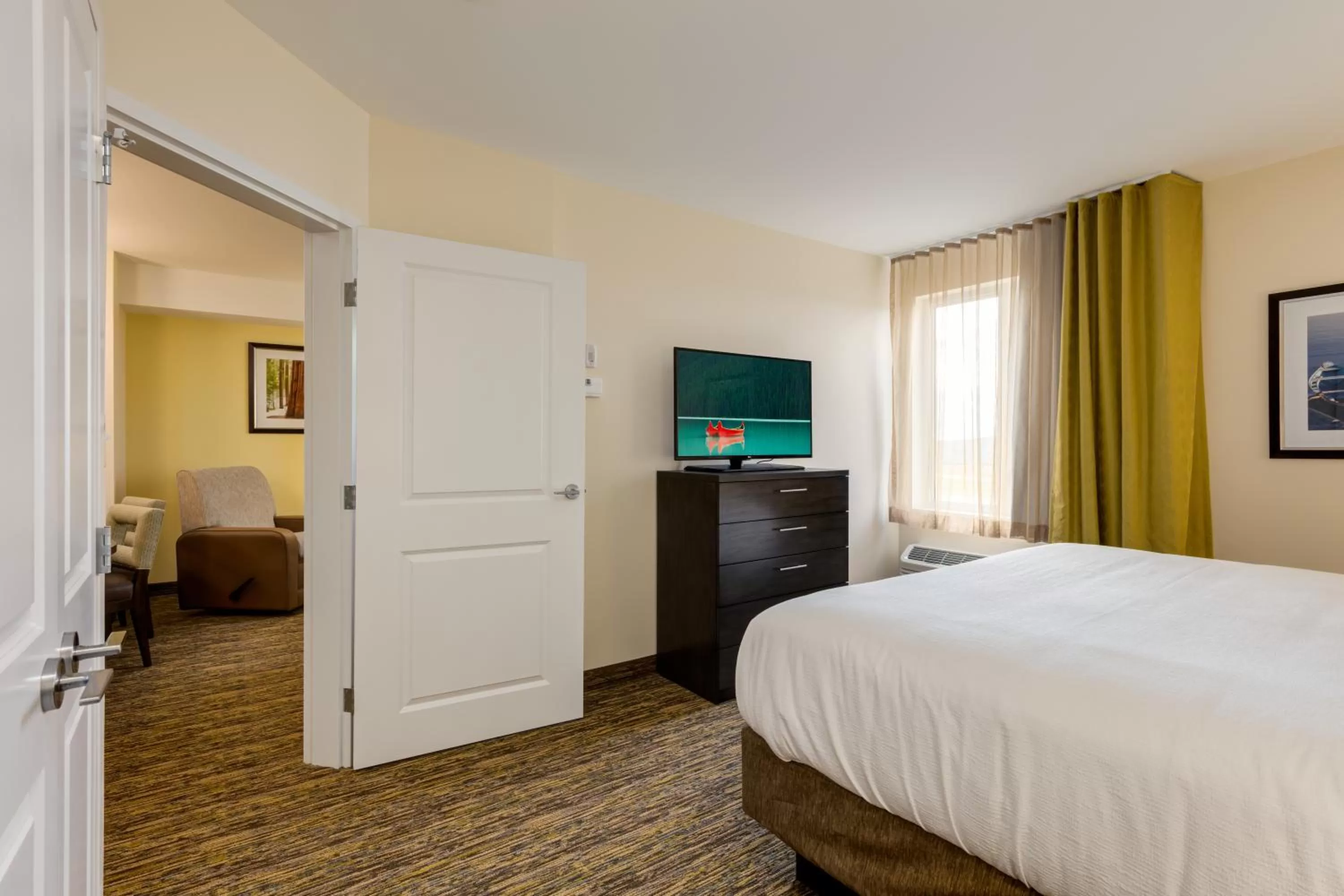 TV and multimedia, Bed in Park Inn by Radisson, Calgary Airport North, AB