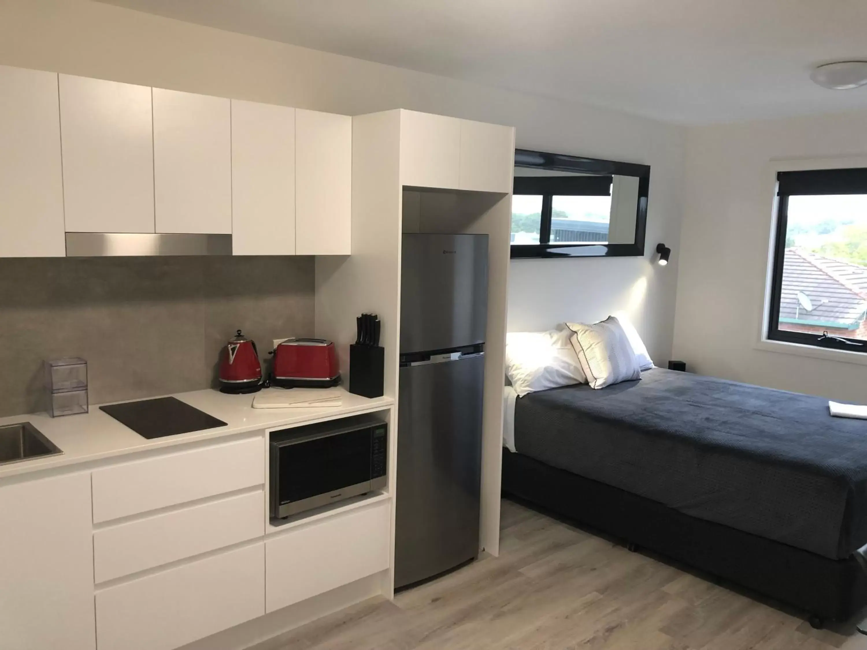 Bed, Kitchen/Kitchenette in Alfred Apartments