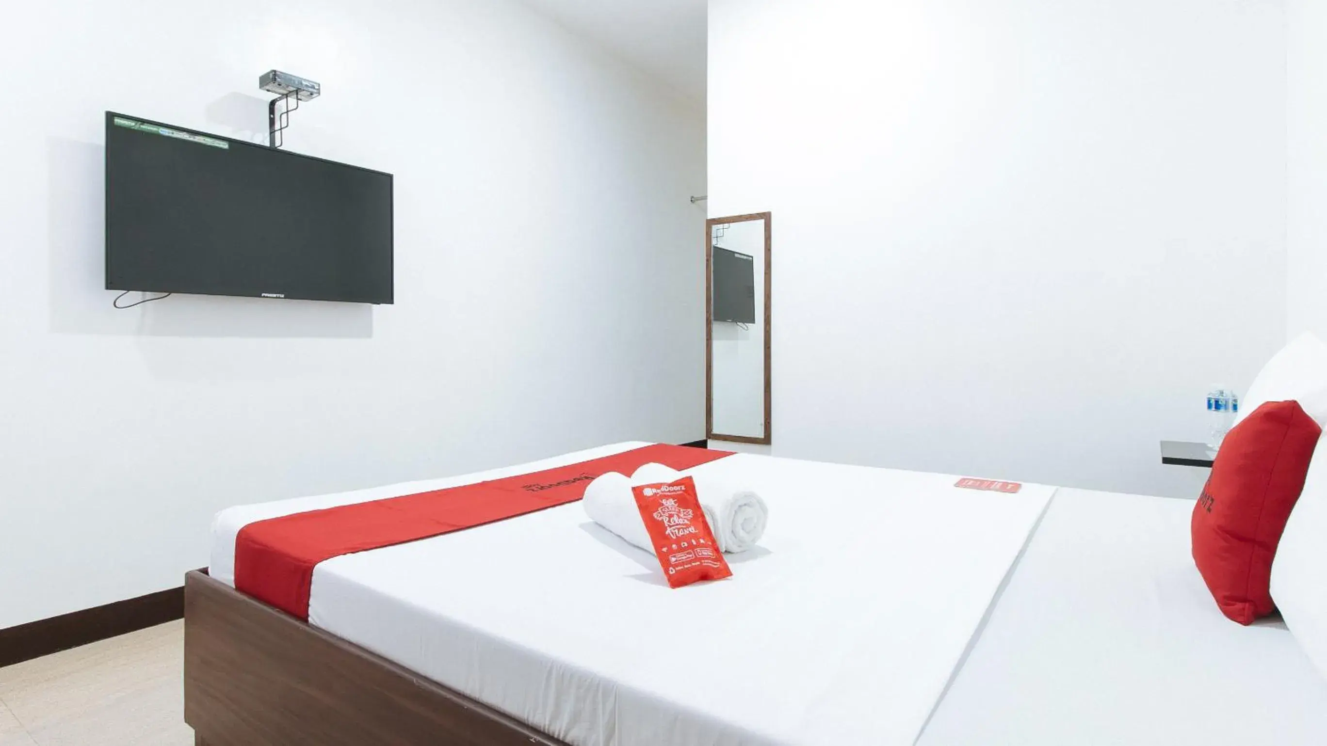 TV and multimedia, Bed in RedDoorz San Antonio Makati - Vaccinated Staff