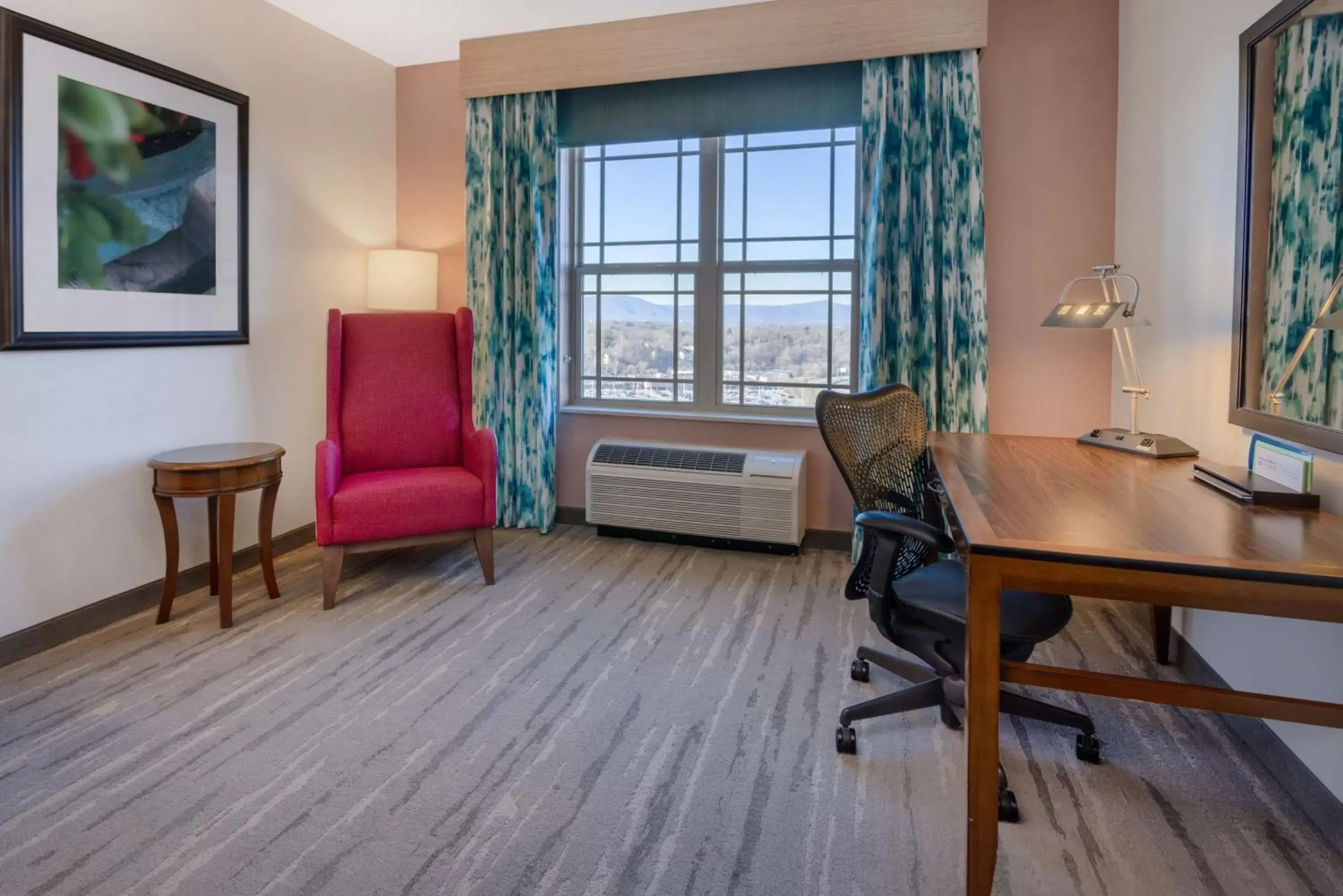 Bedroom, Seating Area in Hilton Garden Inn Roanoke