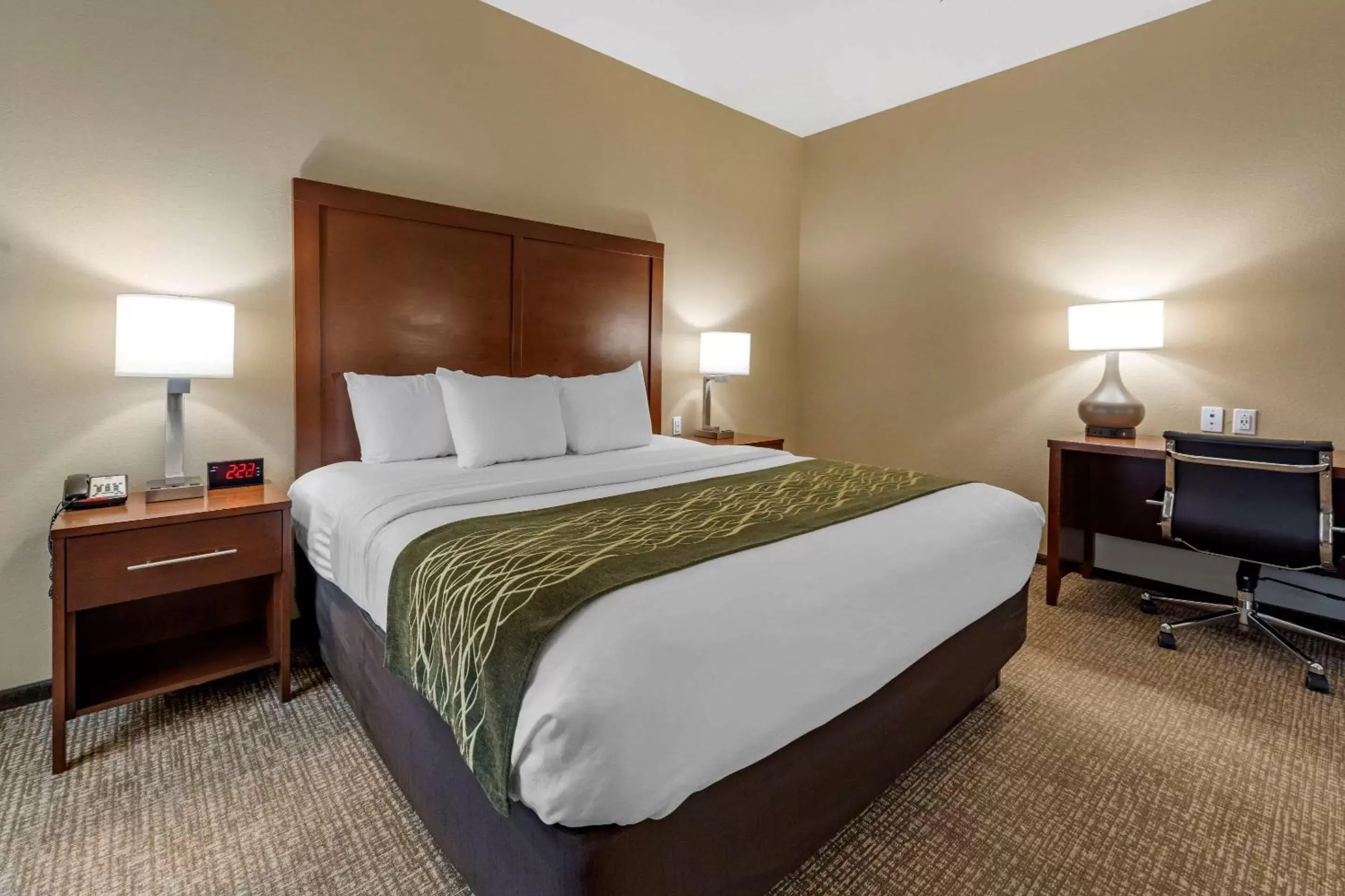 Photo of the whole room, Bed in Comfort Inn & Suites Pittsburgh