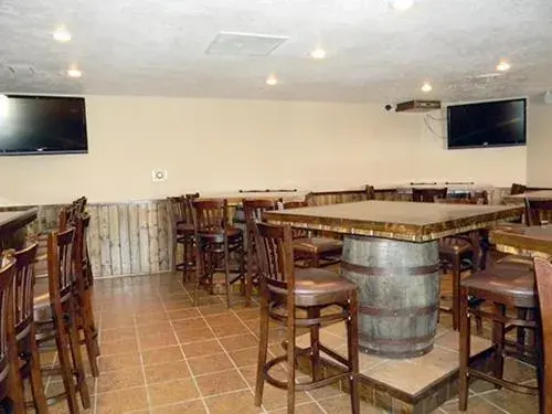 Lounge or bar in Boarders Inn & Suites by Cobblestone Hotels - Munising