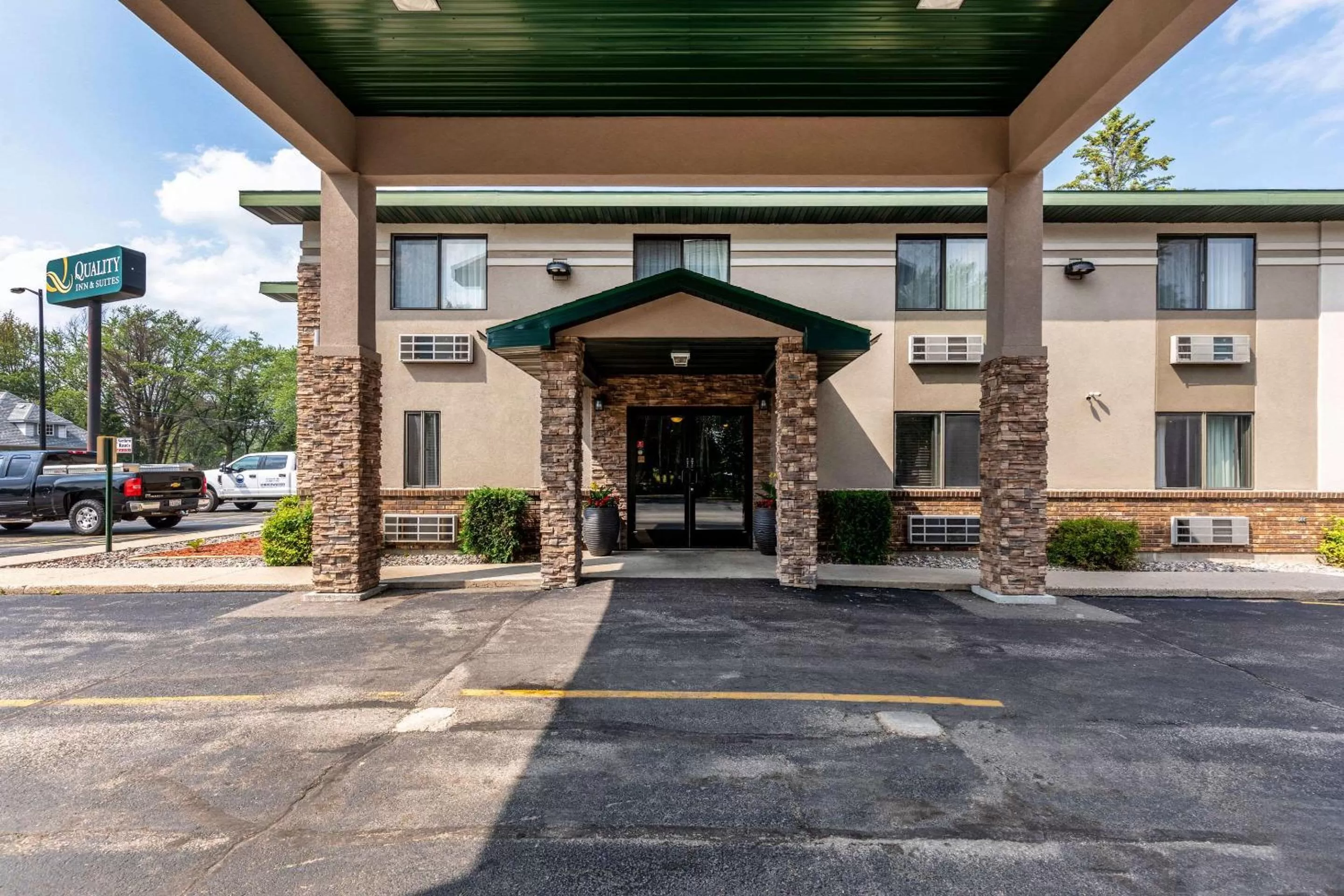 Property building in Quality Inn & Suites Marinette
