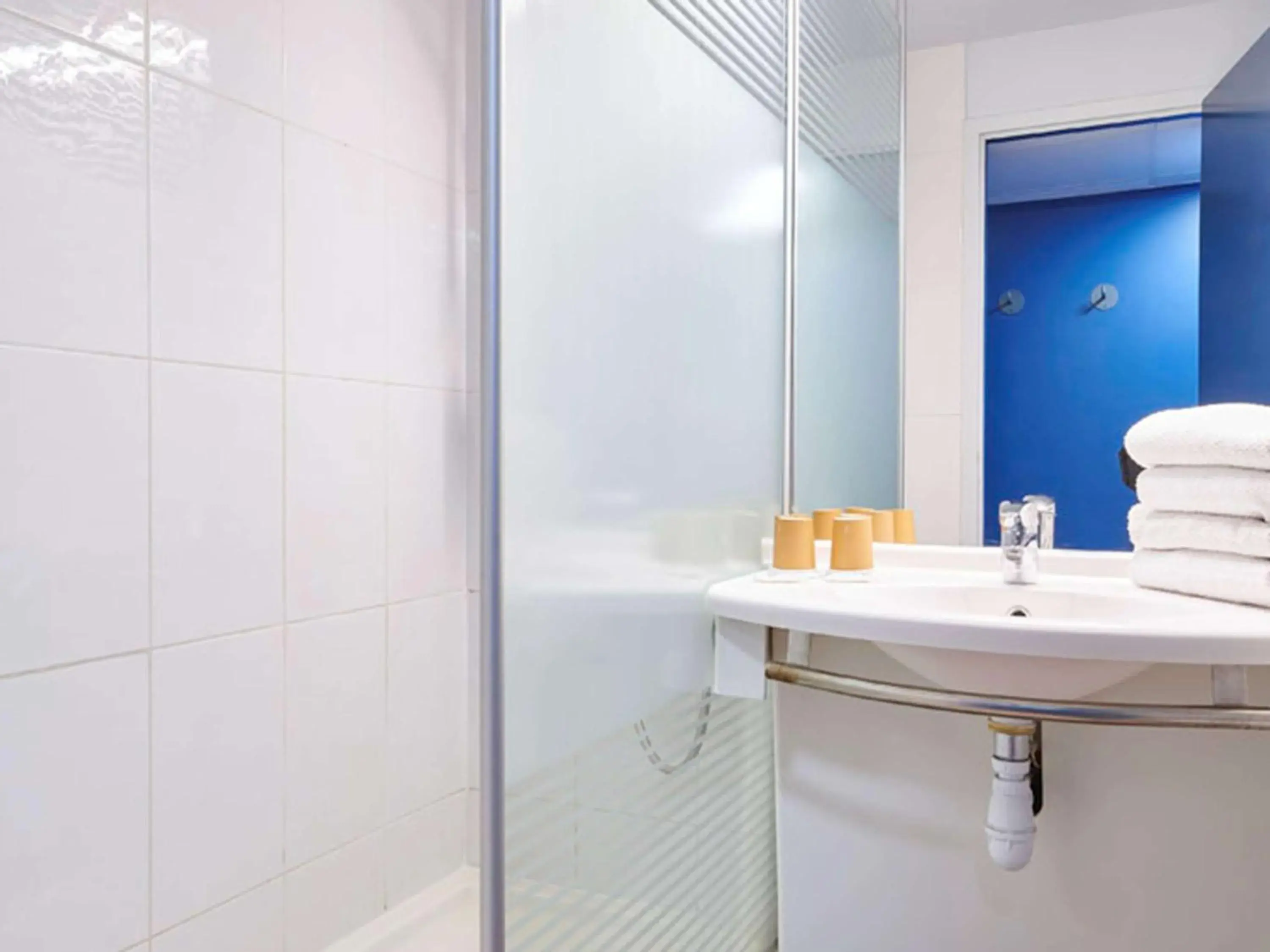 Photo of the whole room, Bathroom in ibis budget Bayonne